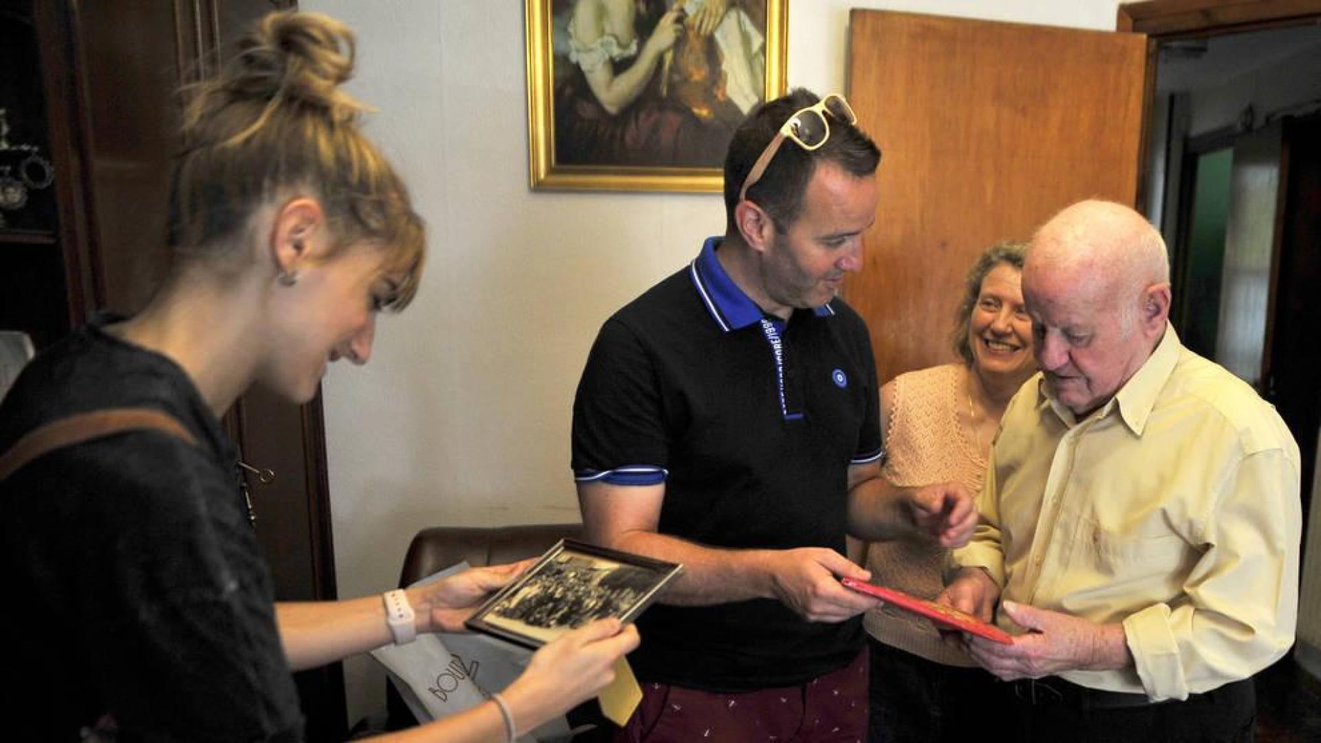 Javier Ezquerro entrega a Gregorio Armendáriz el pañuelico de fiestas del centenario.