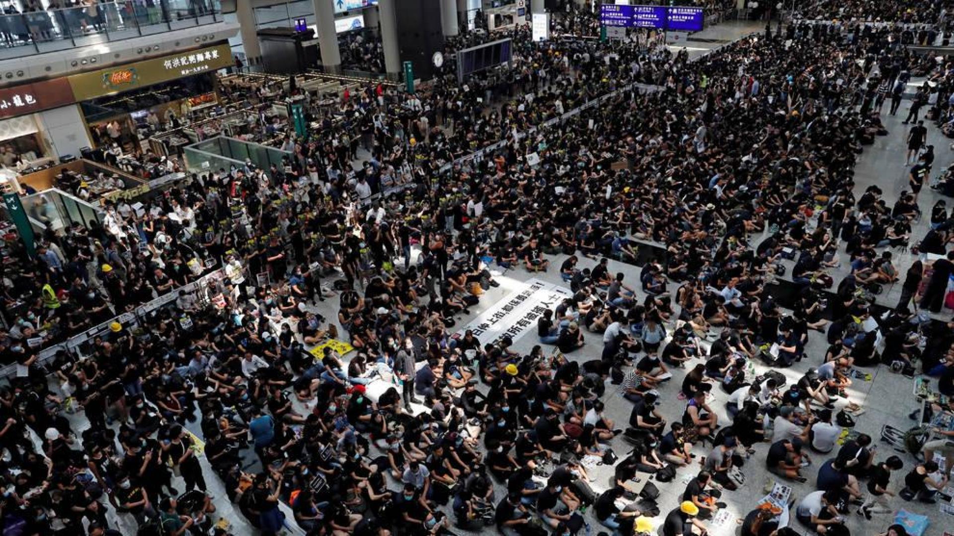 El aeropuerto de Hong Kong cancela todos los vuelos por las protestas