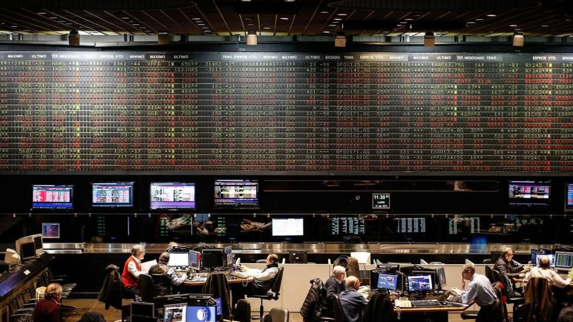 Hundimiento de la Bolsa y el peso en Argentina, entre rumores de impago
