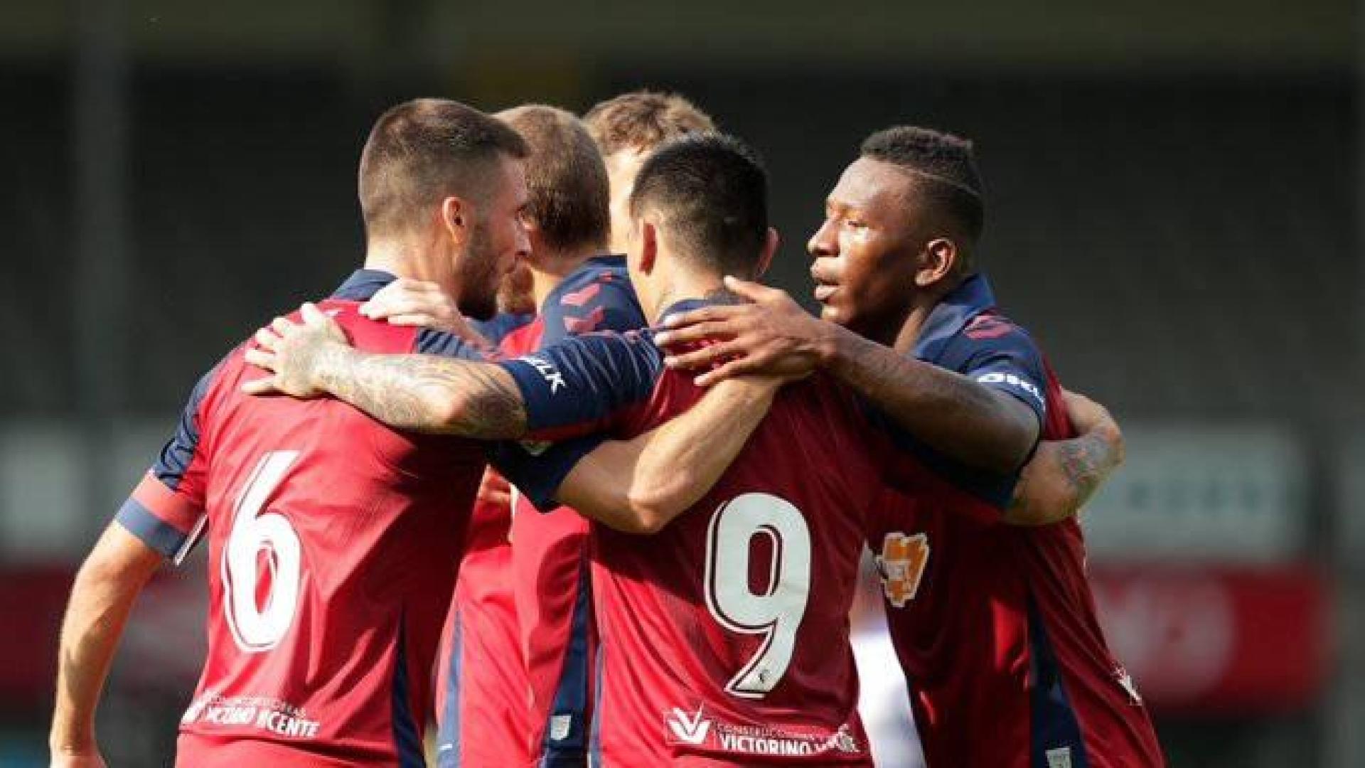 Los jugadores rojillos se abrazan después de uno de los dos tantos ante el De Graafschap.