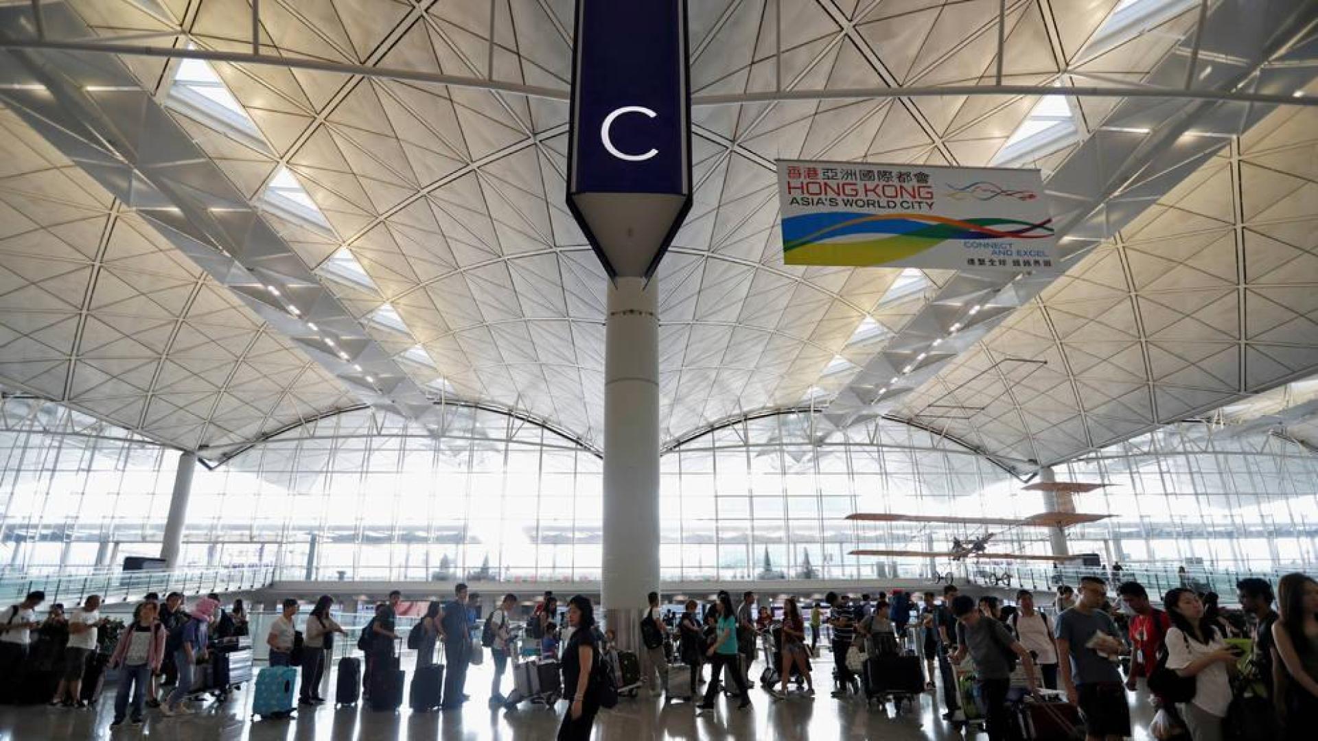 Reabre el aeropuerto de Hong Kong tras cancelar todos los vuelos por las protestas
