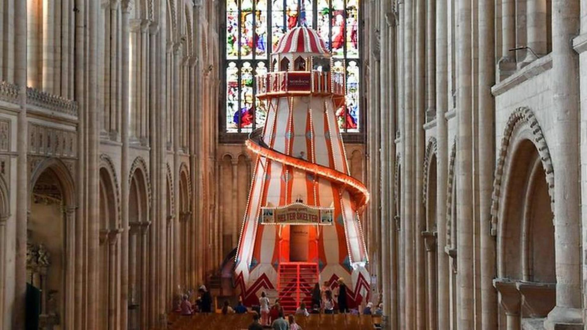 Una catedral inglesa instala un tobogán en su interior para atraer visitantes