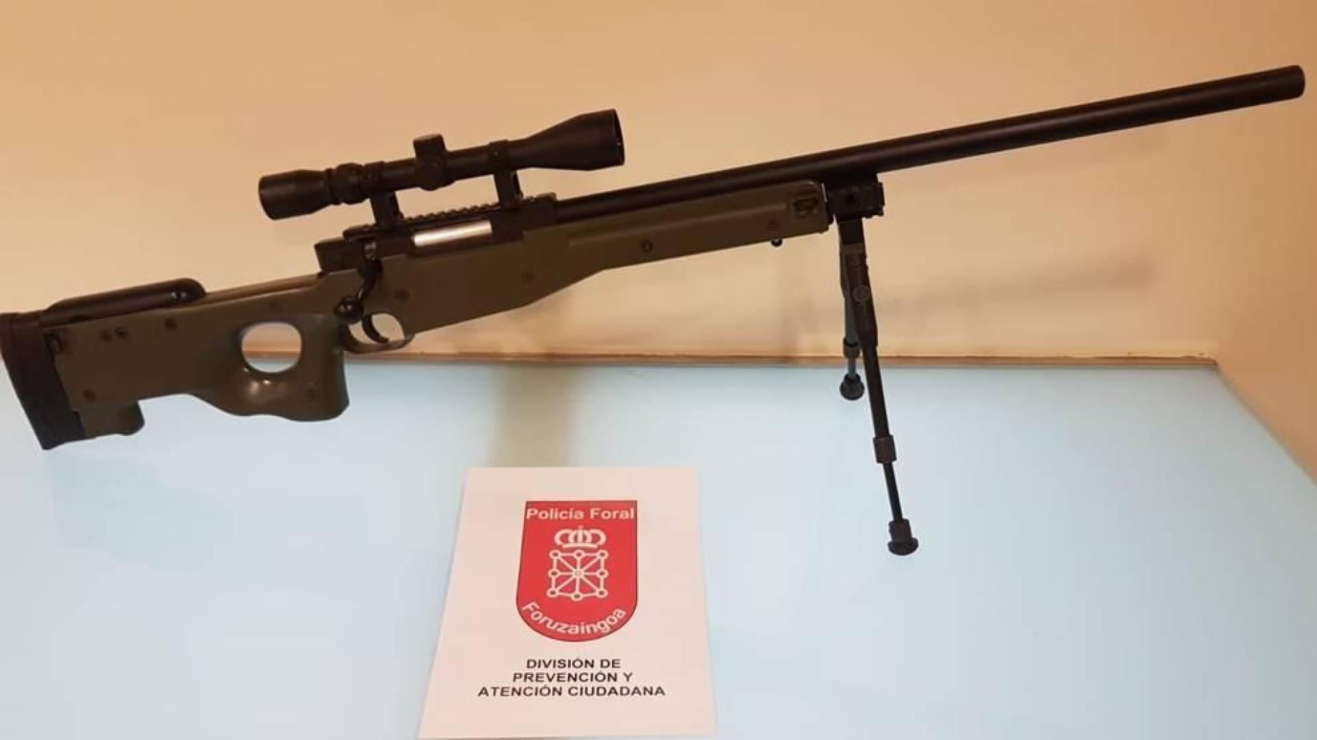 Denunciado por exhibir un fusil por la calle en Olaz y dar positivo en cannabis y alcohol