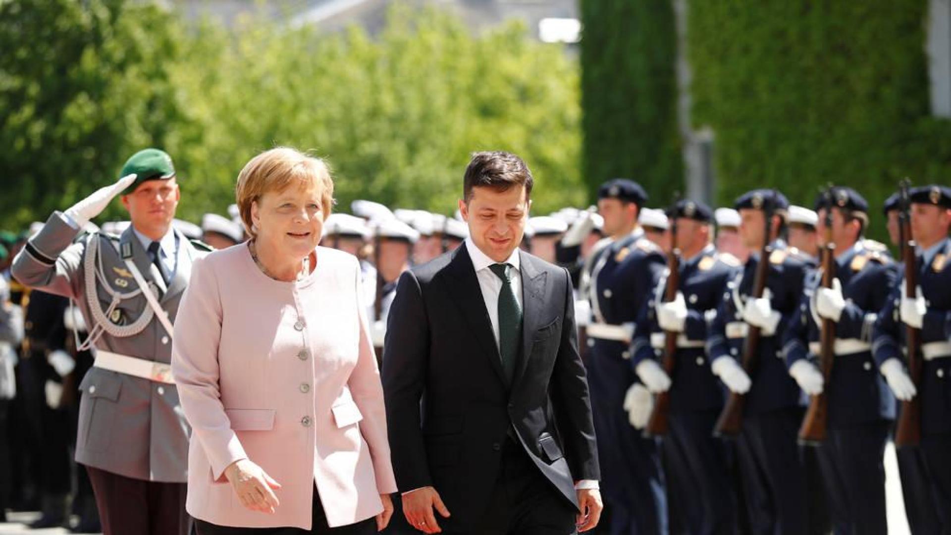 Merkel, en medio de rumores sobre su salud ante un fuerte temblor corporal