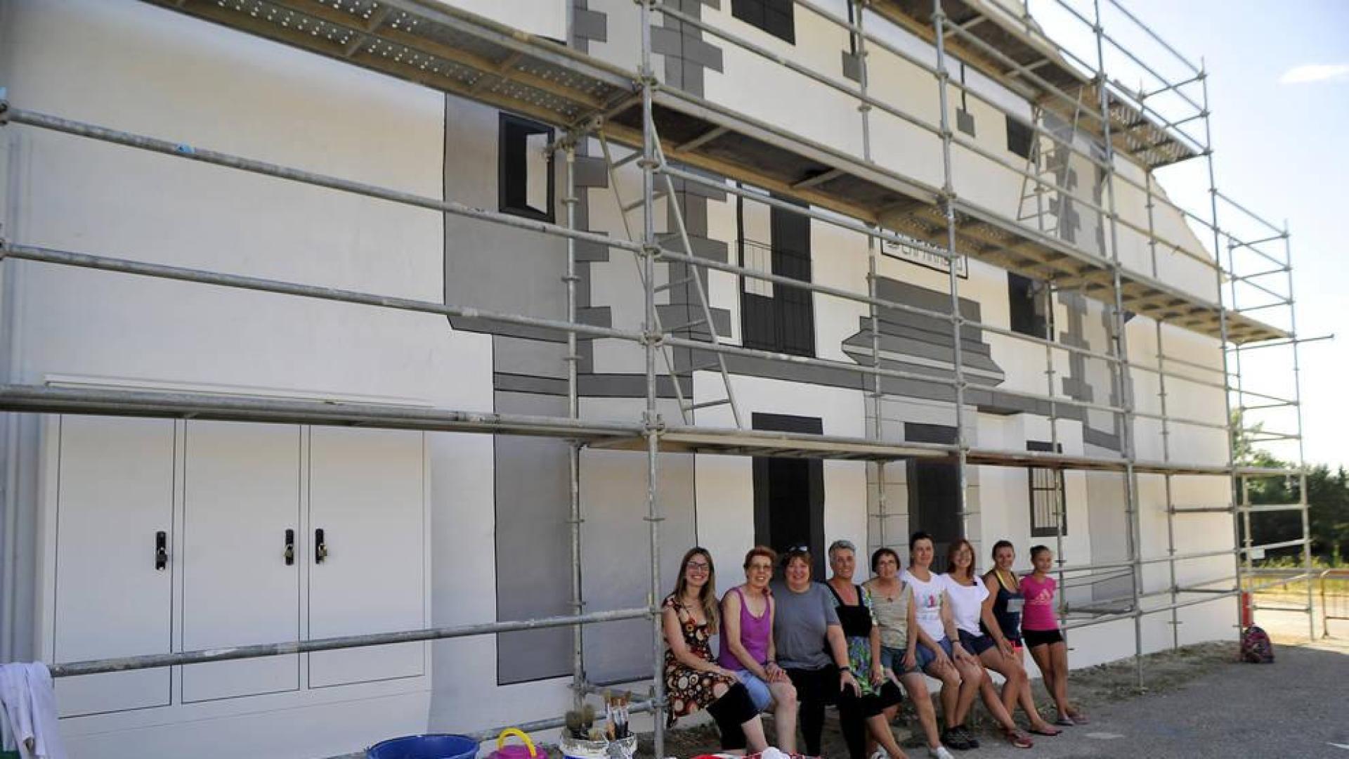 Vacinas de Caparroso junto al mural que representa la 'casa del puente'.