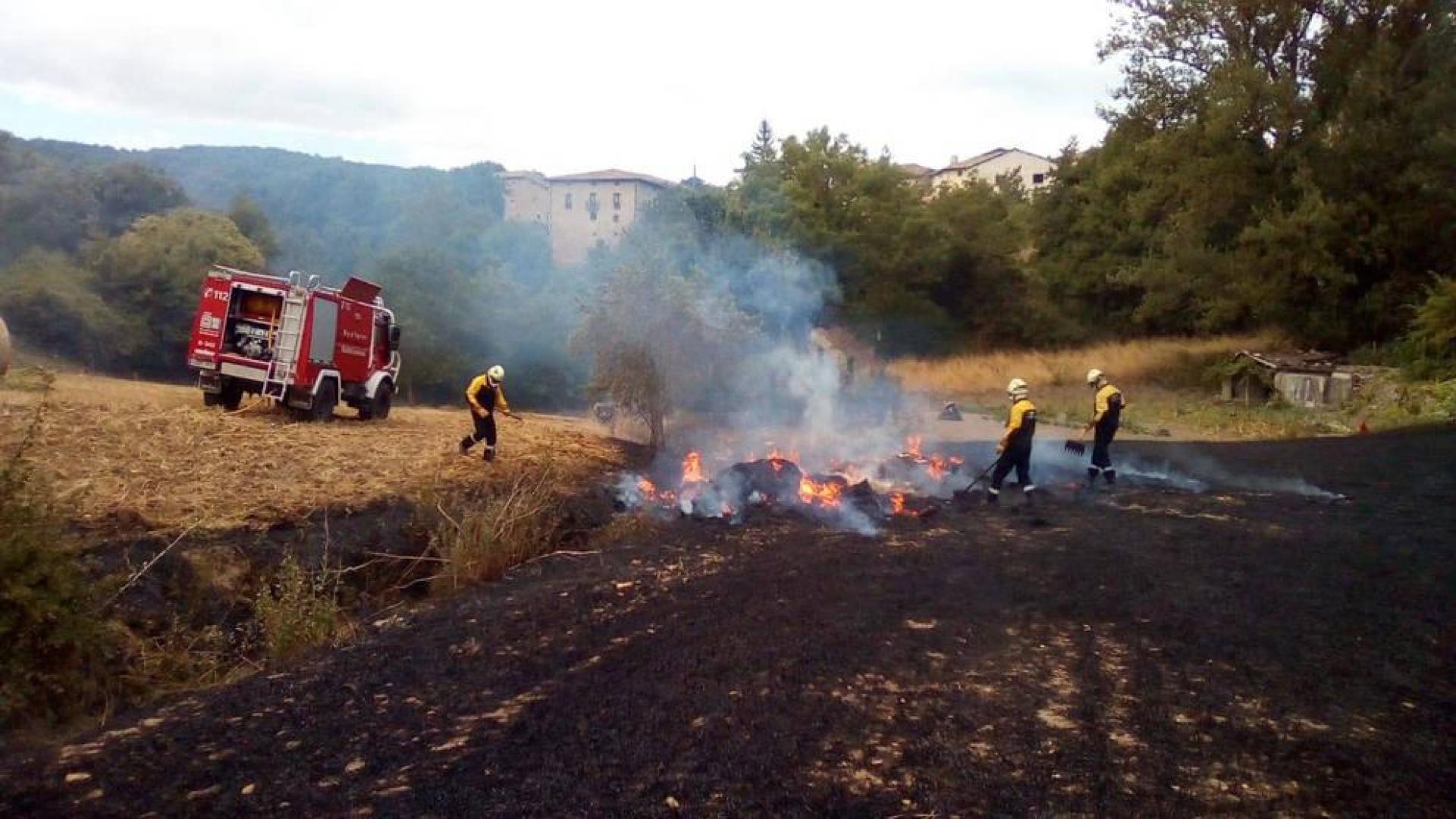 Sofocados dos incendios en Ecala y Mañeru