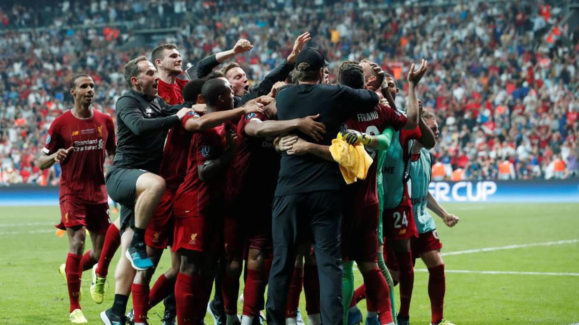 Adrián da al Liverpool su cuarta Supercopa de Europa