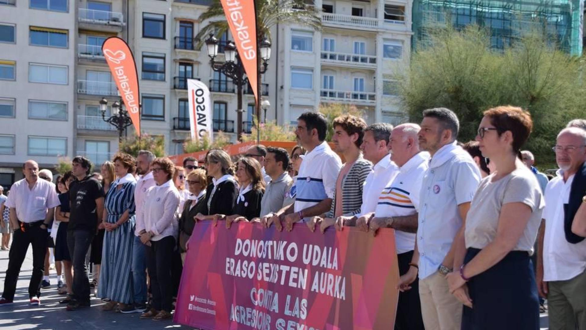 Concentración frente al Ayuntamiento de San Sebastián para condenar esta agresión por parte de los dos varones que han agredido y realizado tocamientos de índole sexual a una mujer.