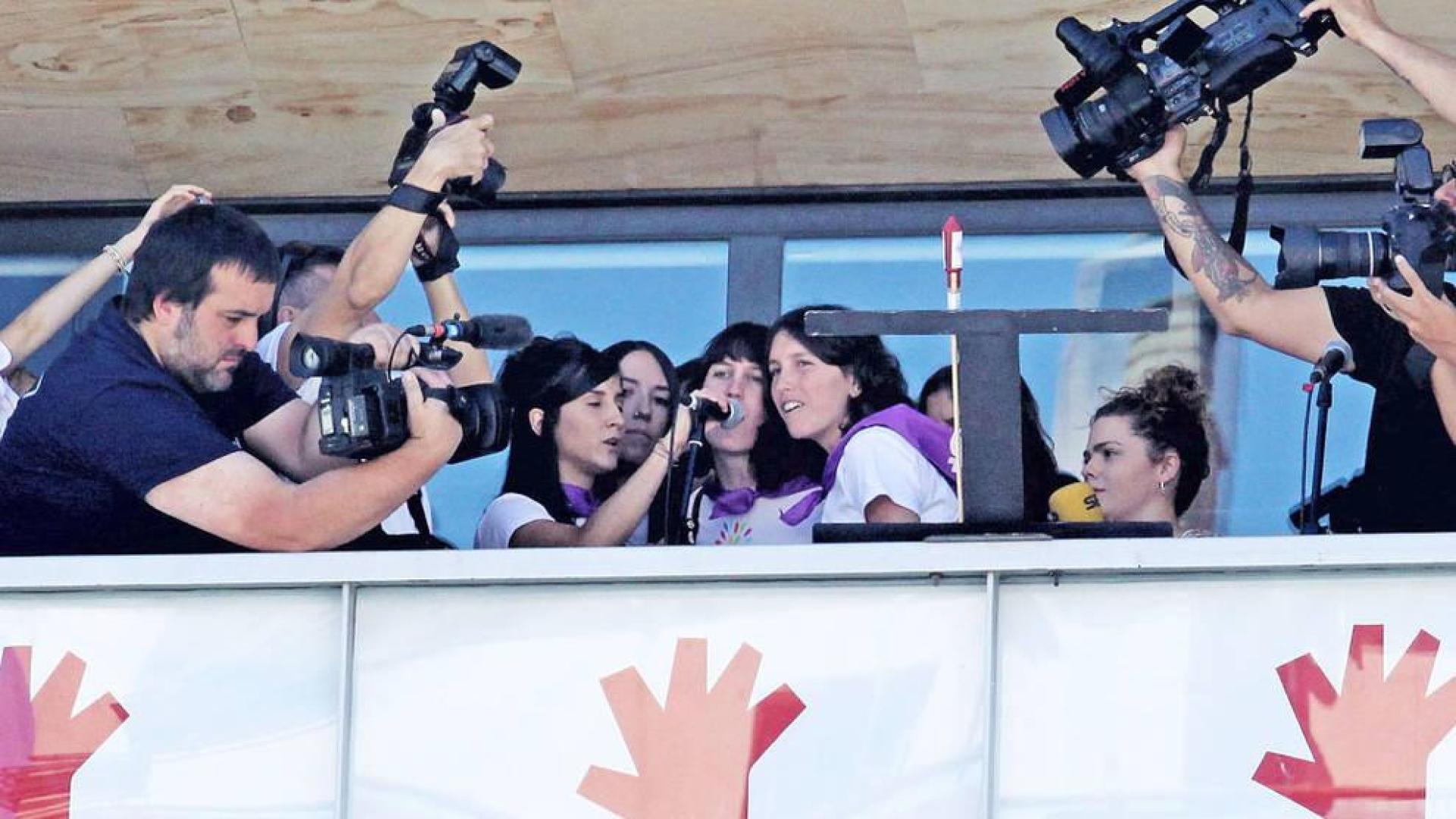 Los colectivos feministas de Burlada plantan a la alcaldesa en el cohete de las fiestas