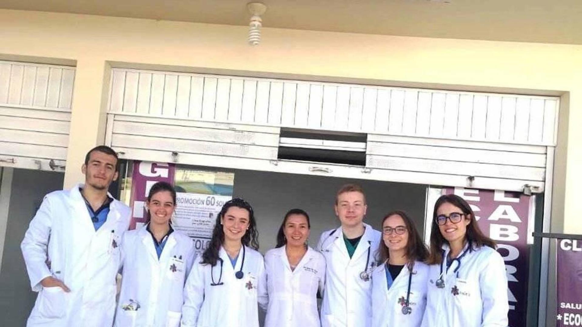 Víctor López, Kimara Plaza, Paloma Dueñas, Meliza Polo, Carlos Jaume, Teresa Espina e Inés Zugasti en su primer día de atención gratuita en medicina general en Uripa. Faltan en la foto Leire Alargunsoro y Raquel García.