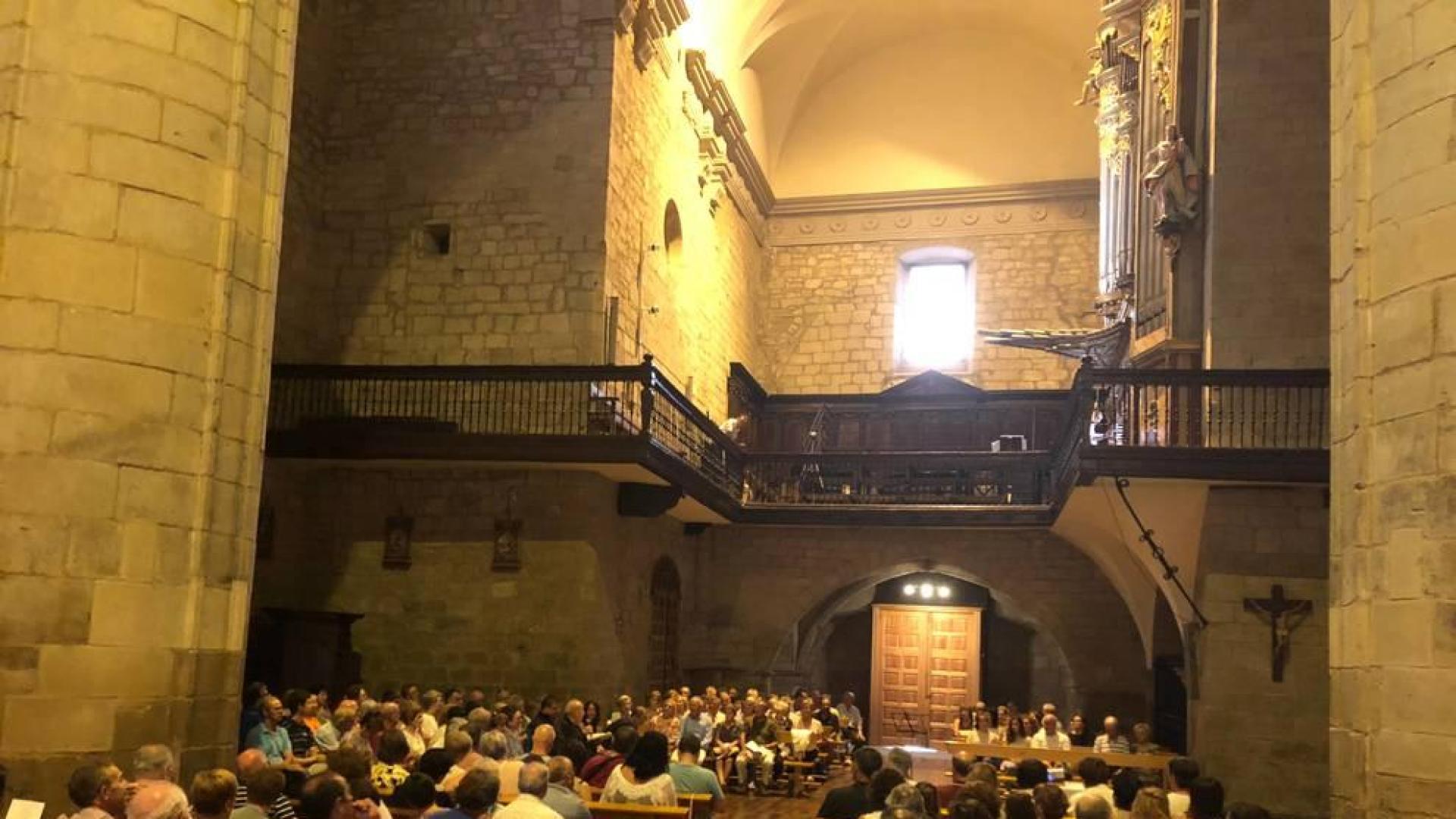 Asistentes a uno de los conciertos del ciclo de la edición del año pasado en la iglesia de San Miguel Arcángel de Larraga.