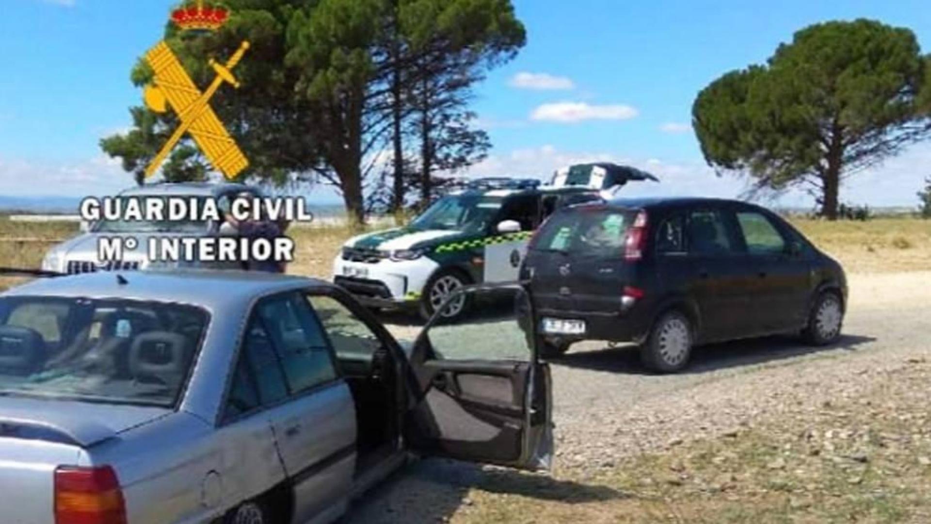 Una colisión entre dos vehículos provoca la salida de vía de uno de ellos en la N-121
