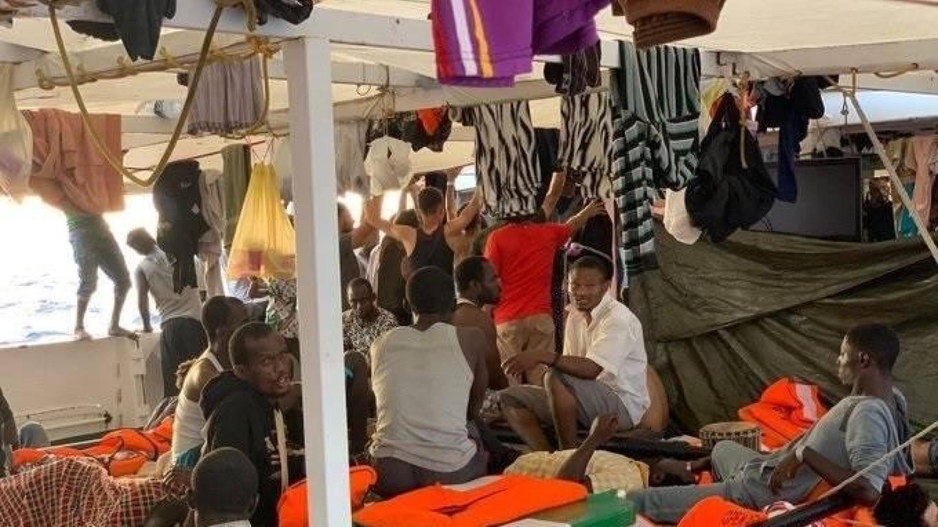 El Open Arms logra evacuar a Italia a 9 inmigrantes por motivos psicológicos
