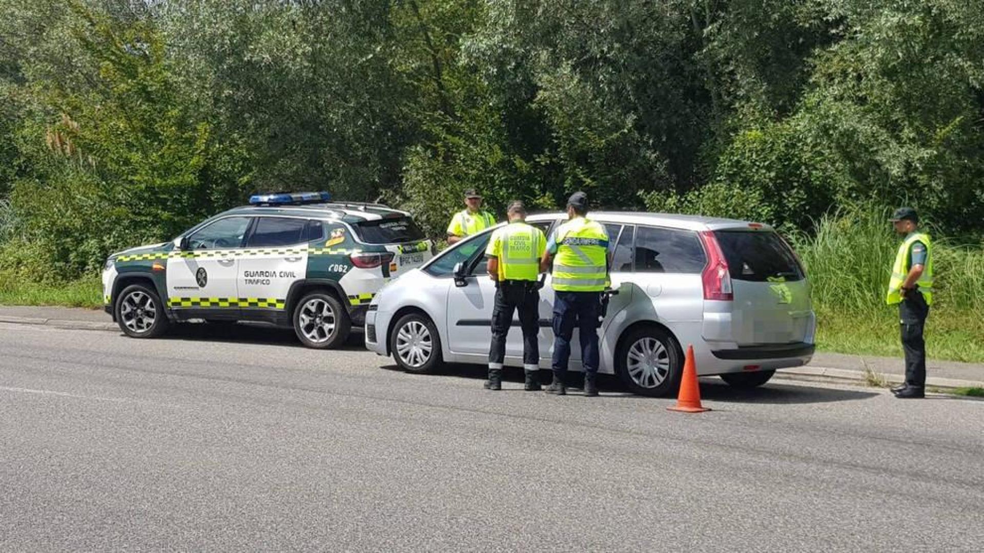 Agentes de policía realizan un control de circulación.