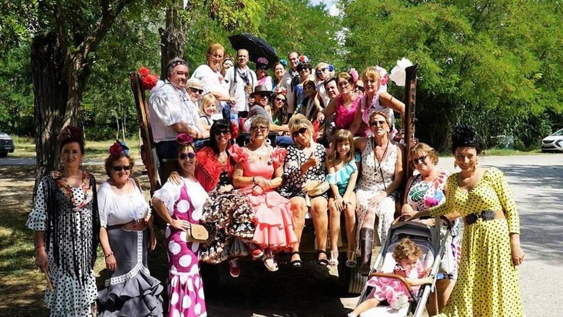 Participantes, con los trajes tradicionales, en la primera romería rociera con caballos de Lodosa.