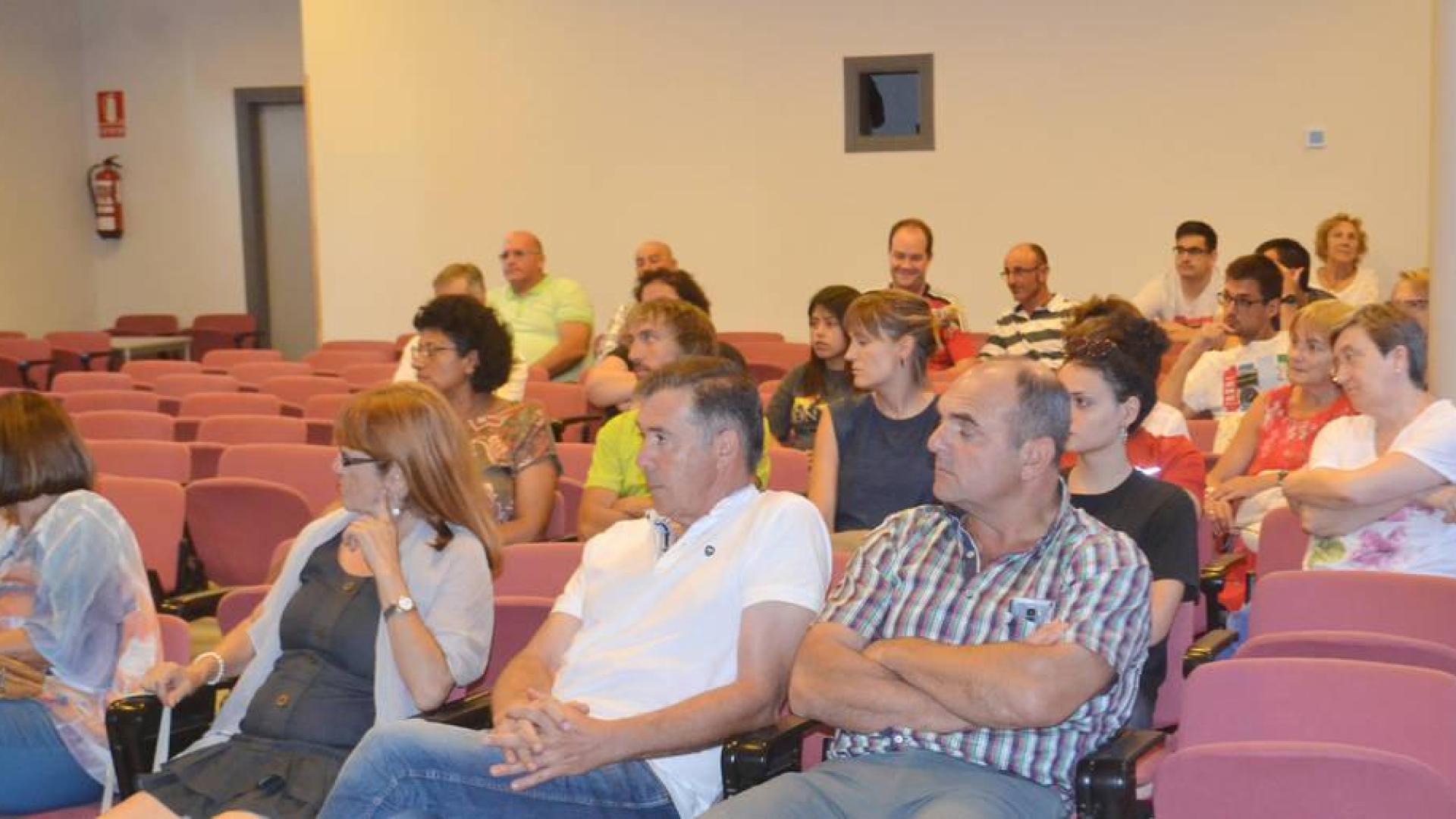 Vecinos durante una charla en Mendavia.