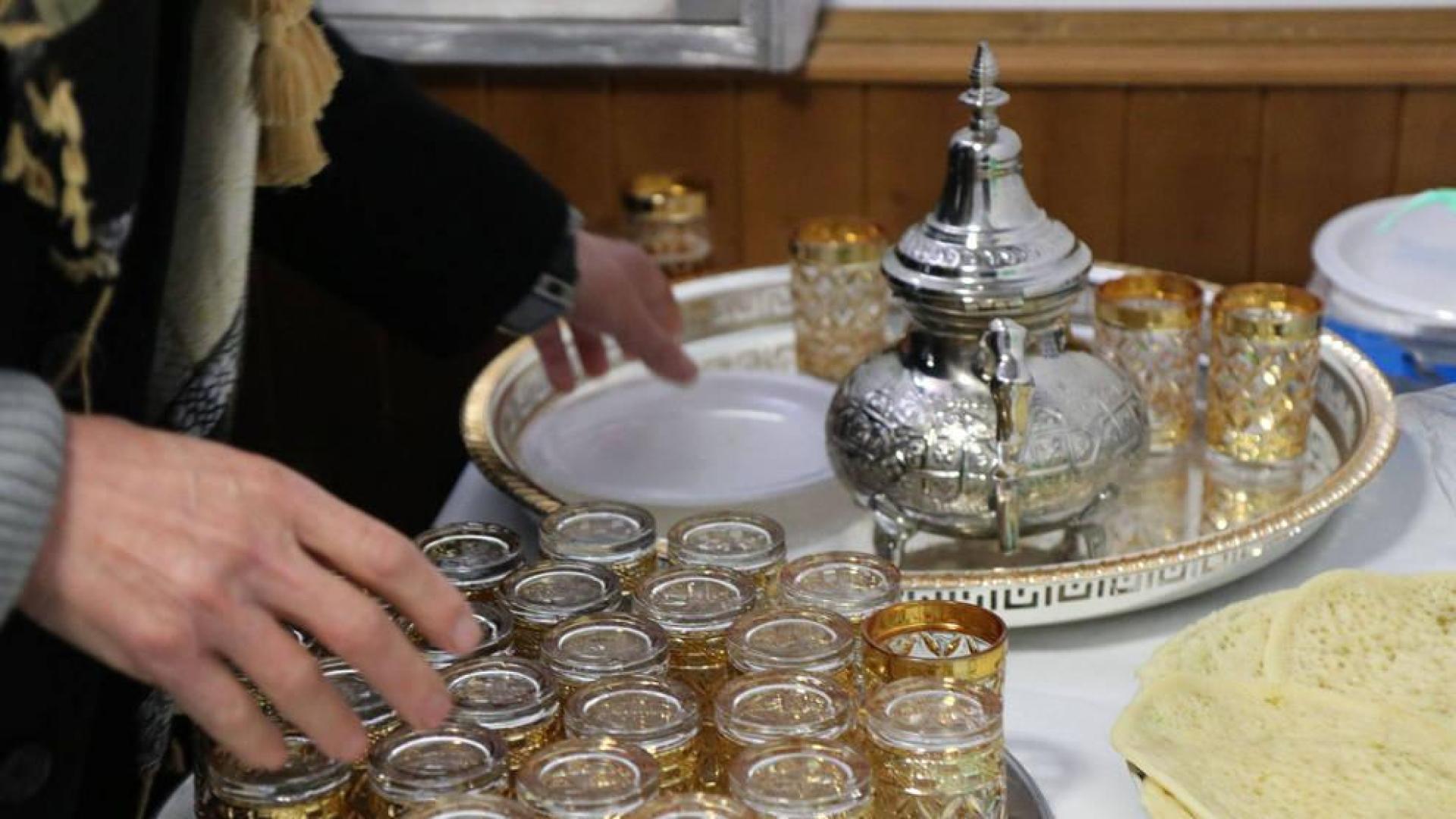 Vasos para servir te en la mezquita de San Adrián.