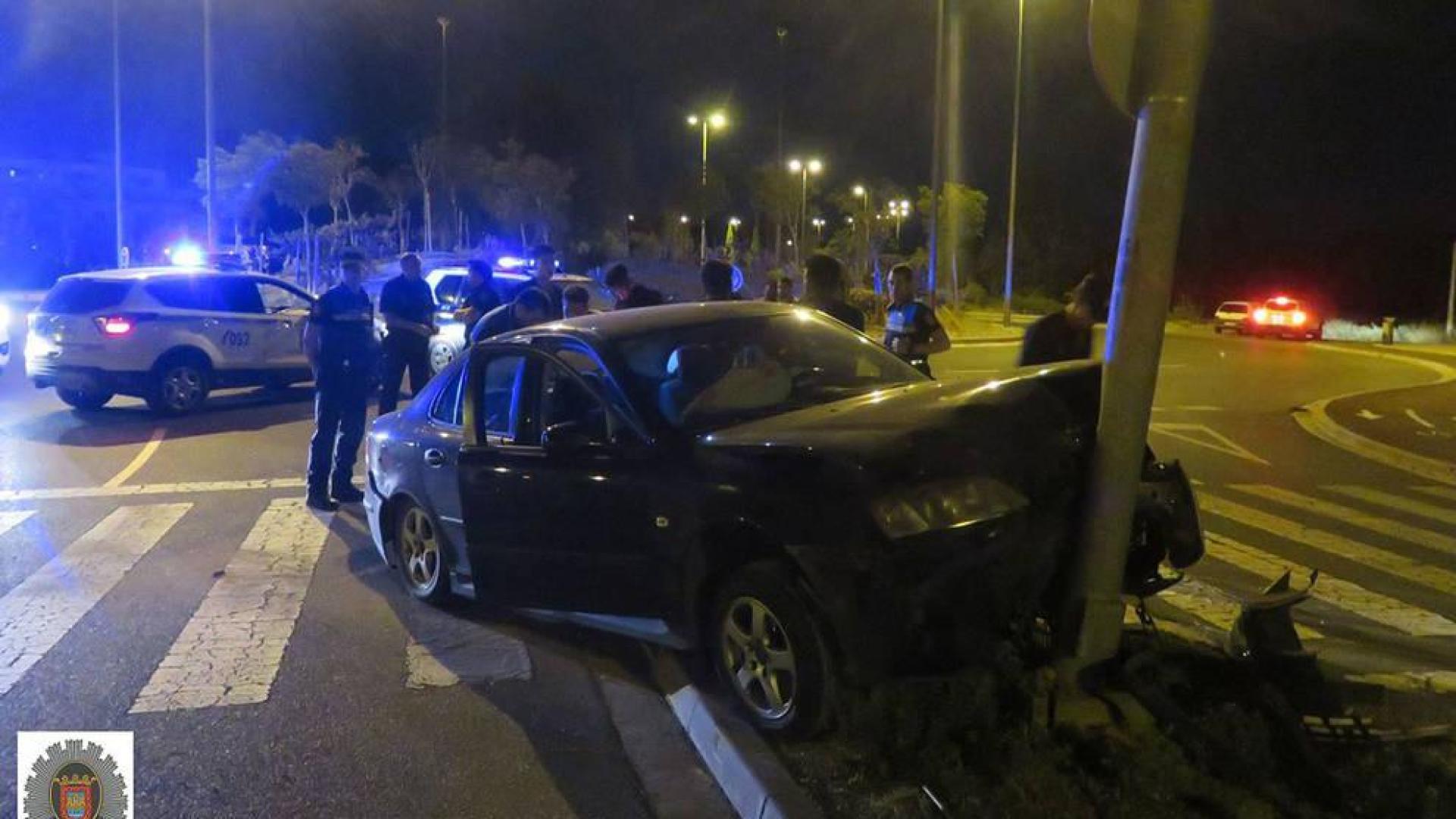 Imagen del vehículo empotrado contra la farola.