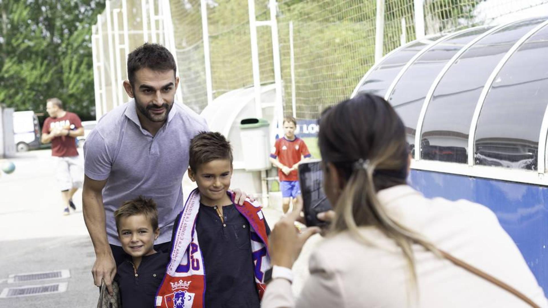 Adrián López en su presentación en Tajonar.