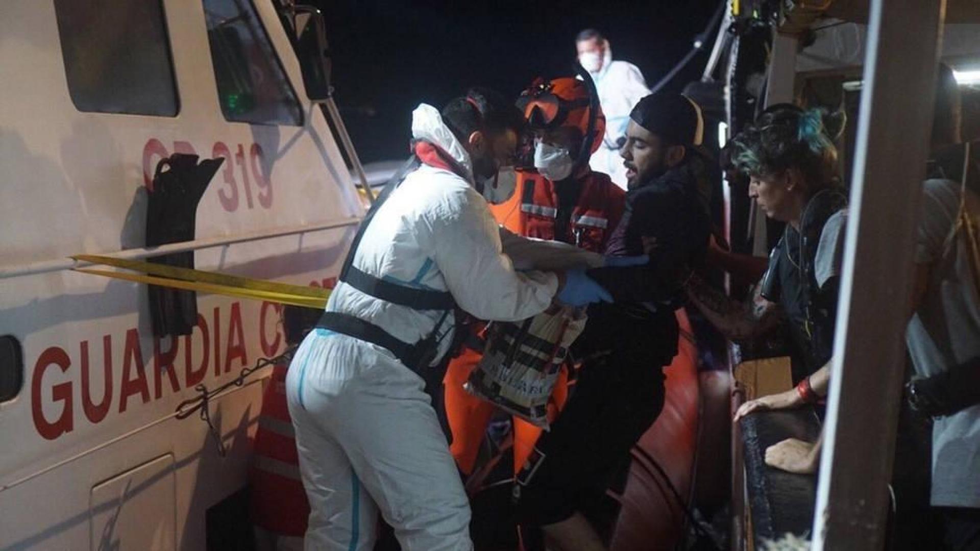Otros cuatro migrantes son evacuados del Open Arms