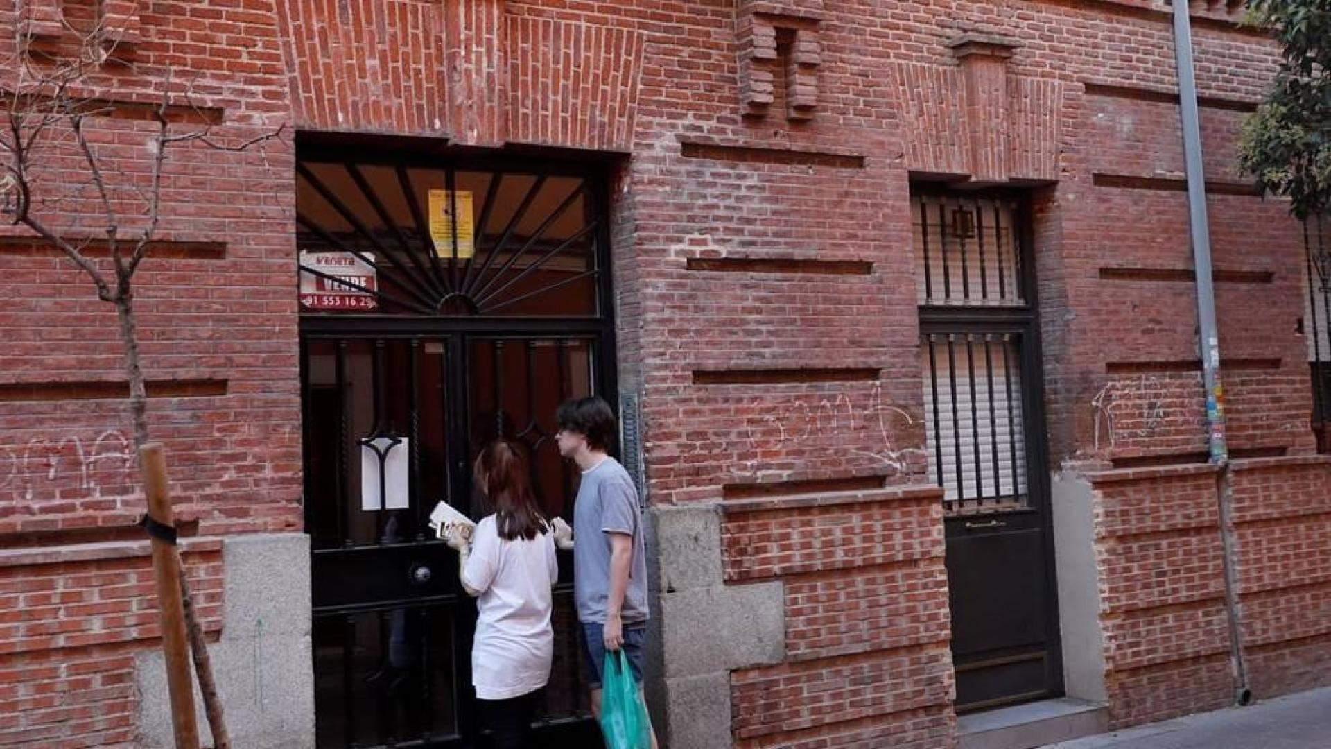 Hallada una mujer muerta con golpes y heridas de arma blanca en Madrid