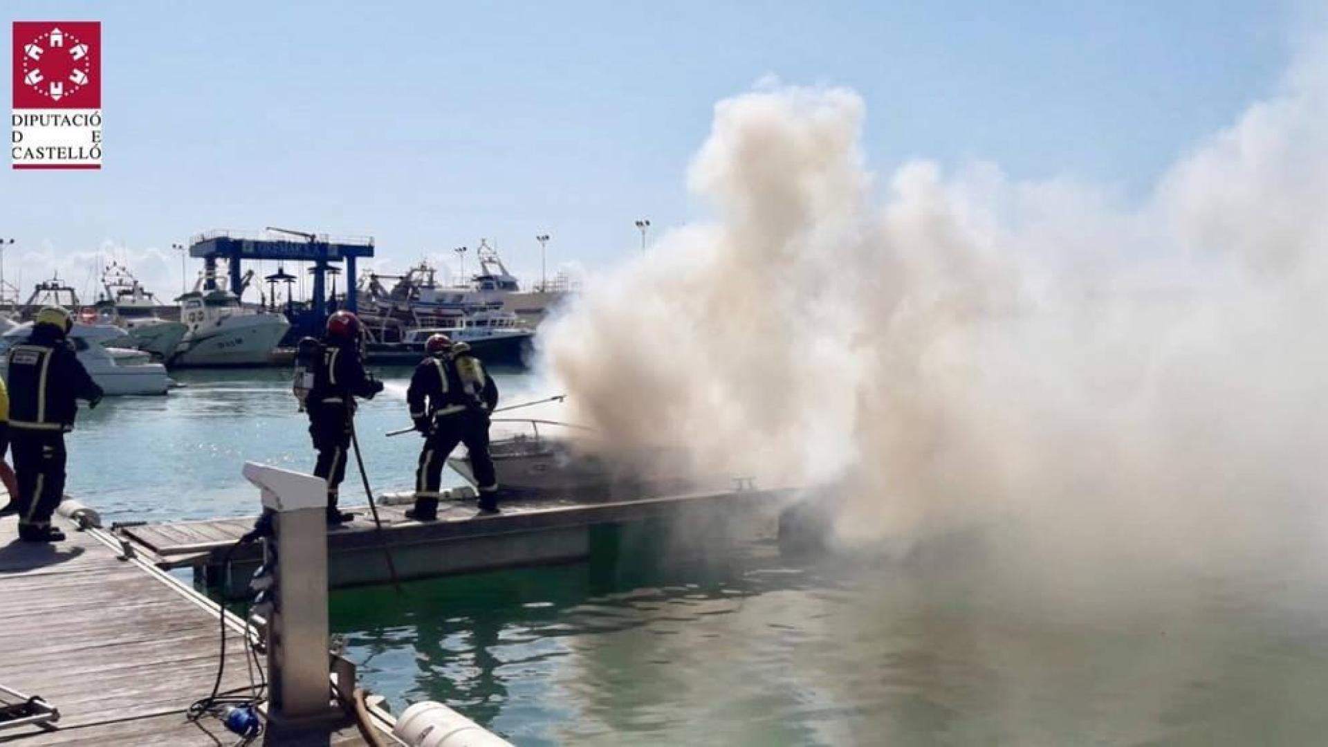 Seis heridos por el incendio de un barco de recreo en el Náutico de Benicarló