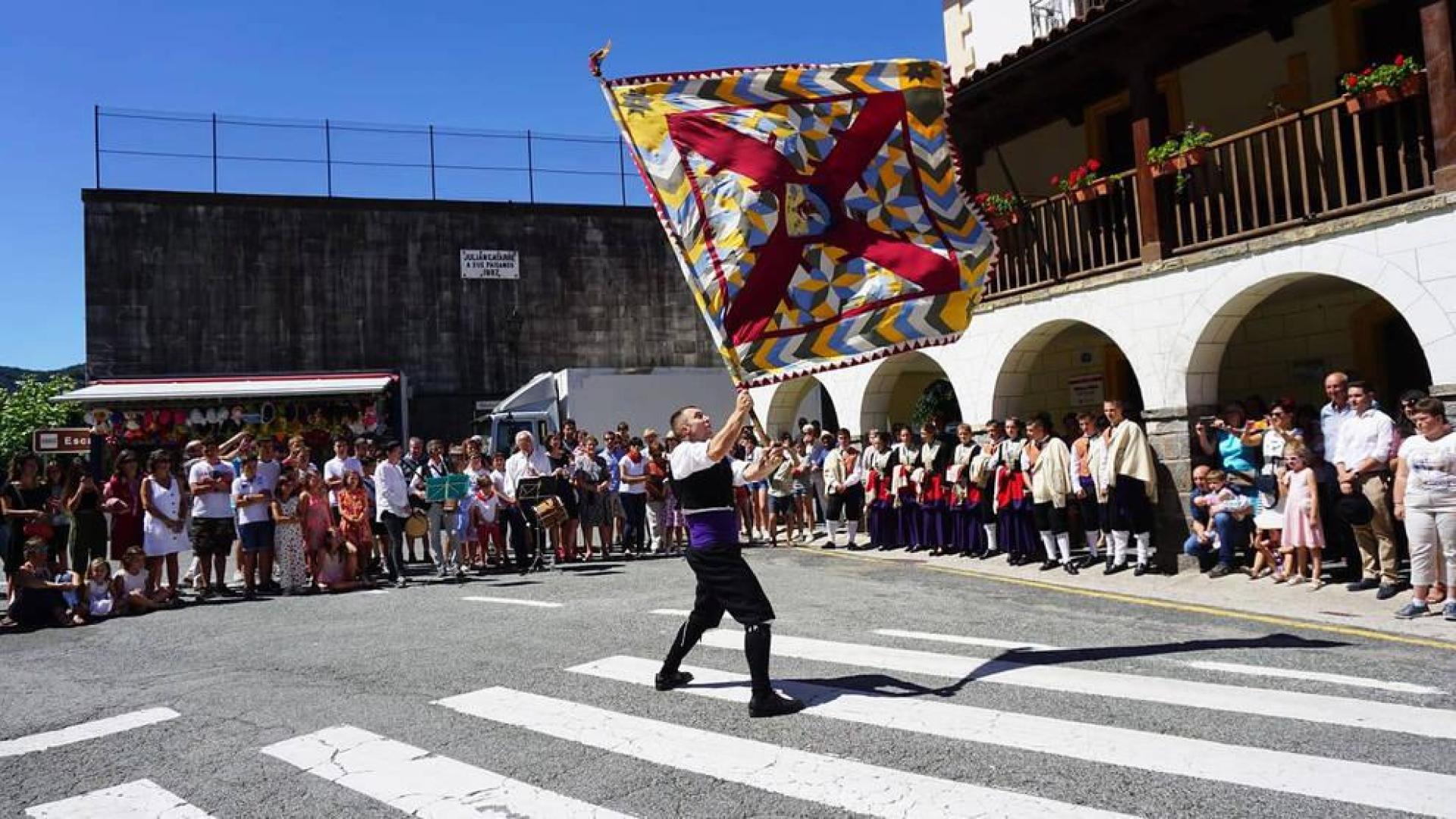 Baile de la bandera en Roncal