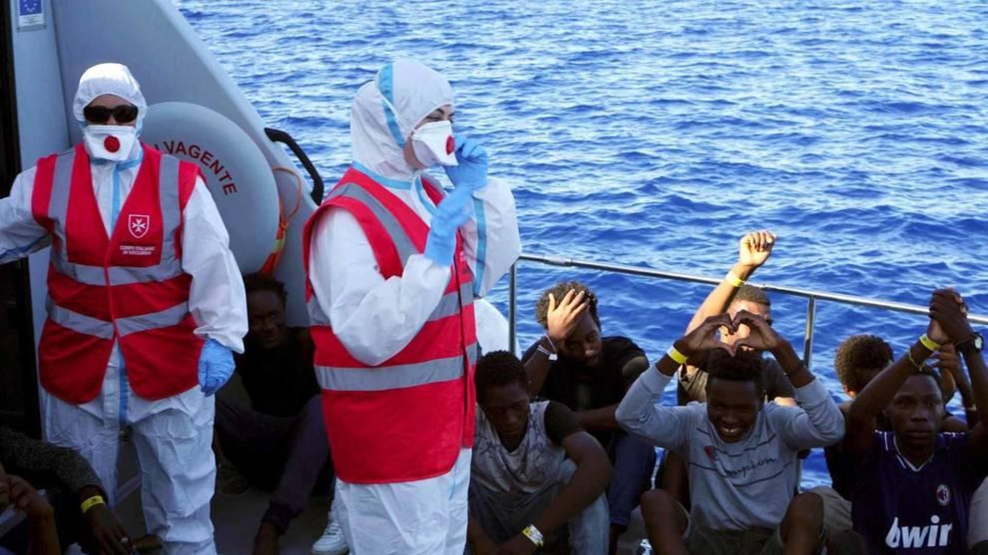 Los 27 menores no acompañados que están entre los 134 rescatados a bordo del barco "Open Arms" tras descender del barco para se transferidos al puerto de Lampedusa, después de que el ministro del Interior italiano, Matteo Salvini, autorizara su desembarco pese a no estar de acuerdo con la medida.Los menores están siendo transferidos a dos lanchas motoras de la Guardia Costera y de la Guardia de Finanzas italianas, bajo la supervisión del fiscal adjunto de Agrigento (Sicilia), Salvatore Vella.