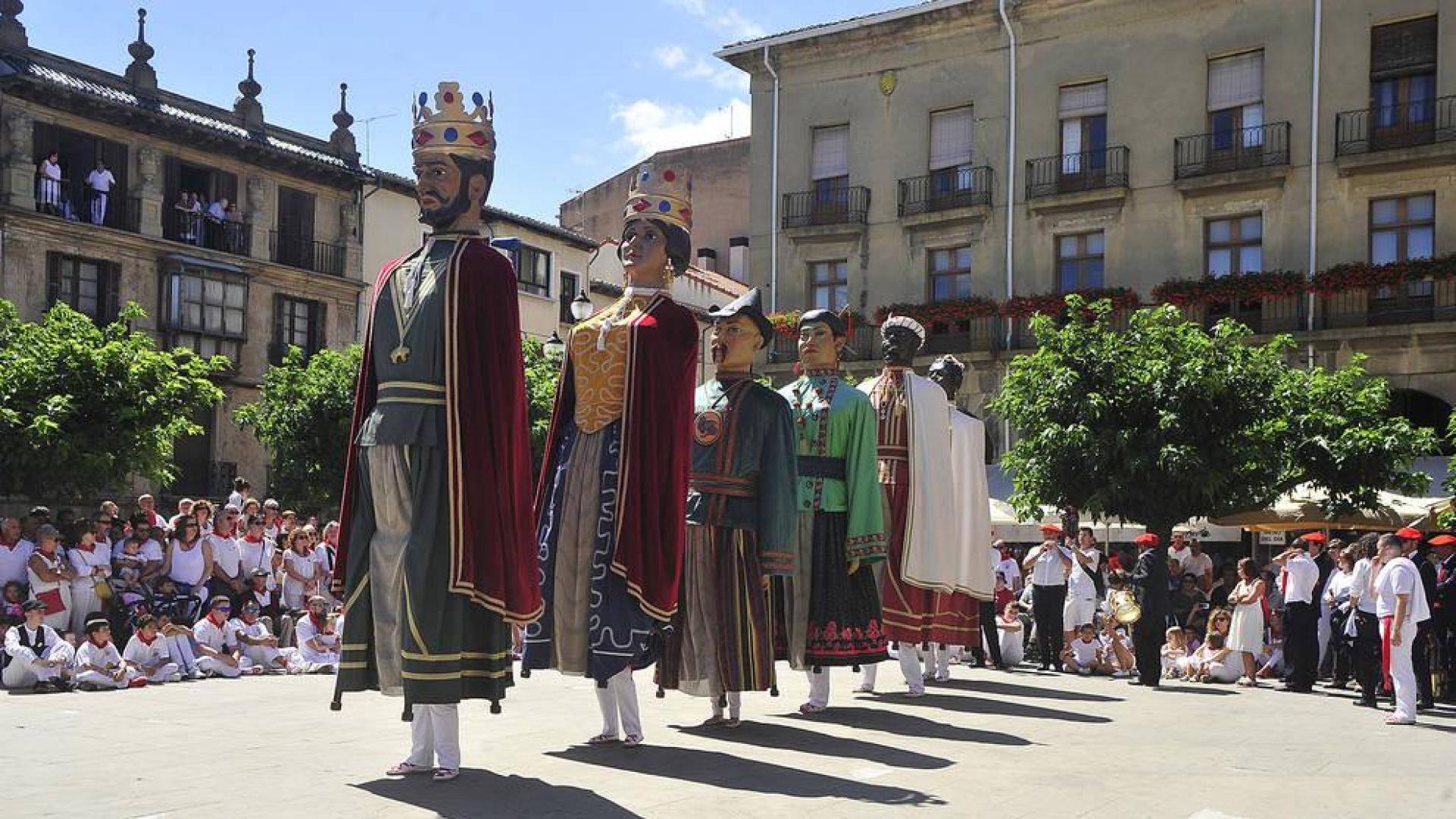 Los gigantes de Tafalla bailan la pieza Itzurun acompañados por la música de los gaiteros.
