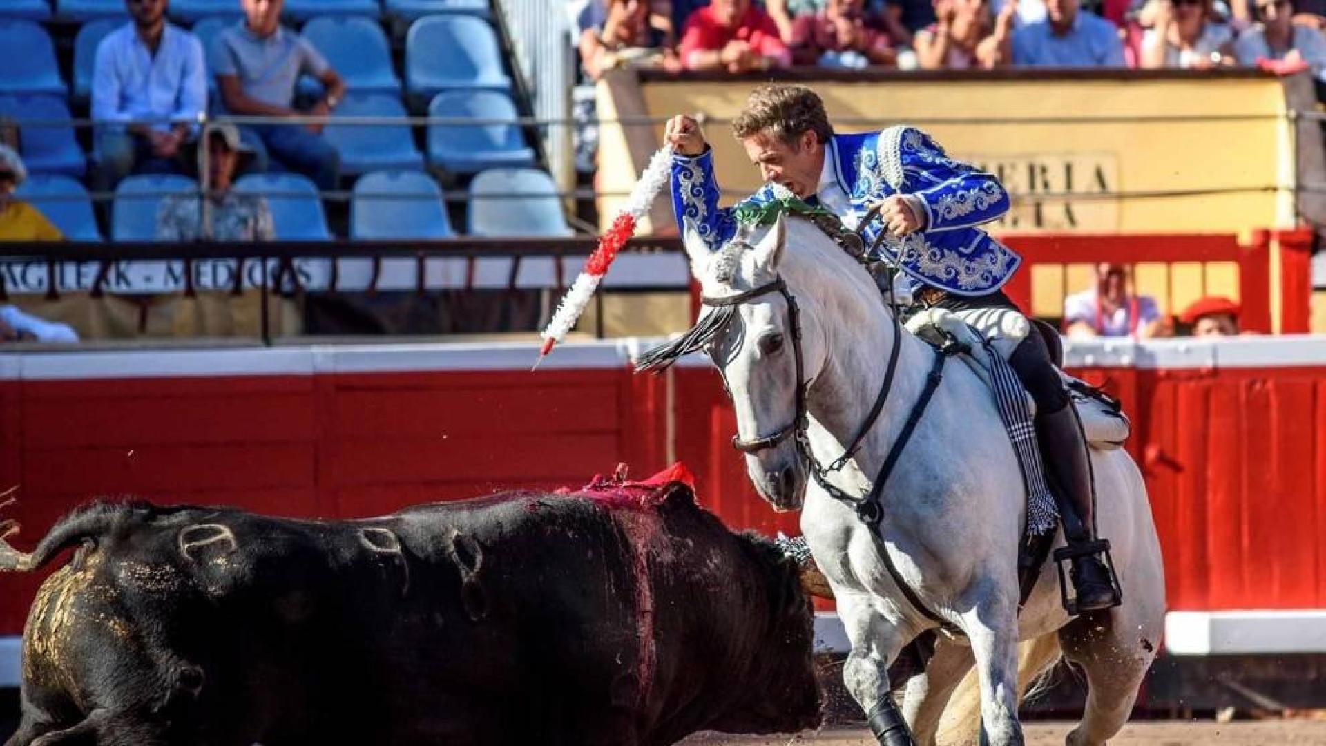 El rejoneador Pablo Hermoso durante su primero de la tarde, este sábado, con motivo de las Corridas Generales de la Feria de Bilbao, donde repite cartel junto a los rejoneadores Lea Vicens y Guillermo Hermoso, con toros de Sánchez y Sánchez.