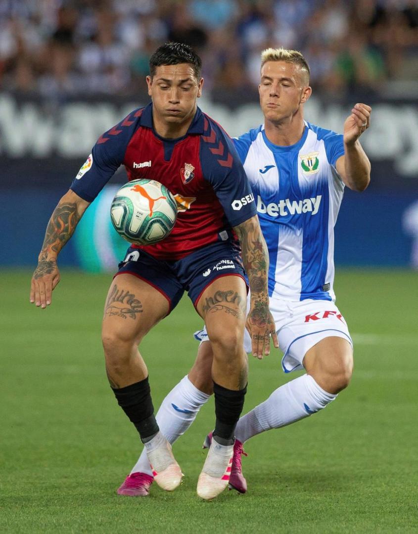 El jugador de Osasuna,Chimy Ávila, autor del gol rojillo, controla el balón ante Rodrigo Tarín del Leganés