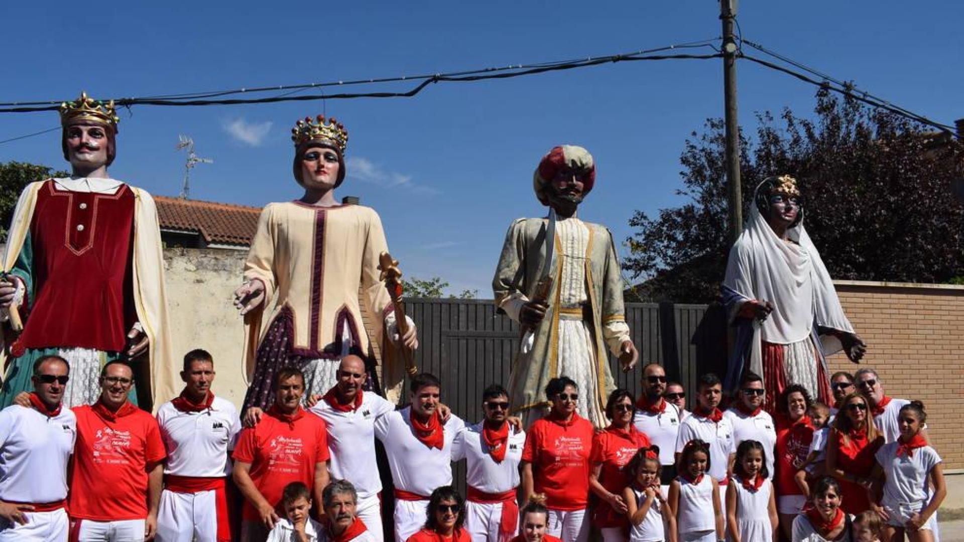 Los gigantes y cabezudos se rinden a la Asociación contra el cáncer