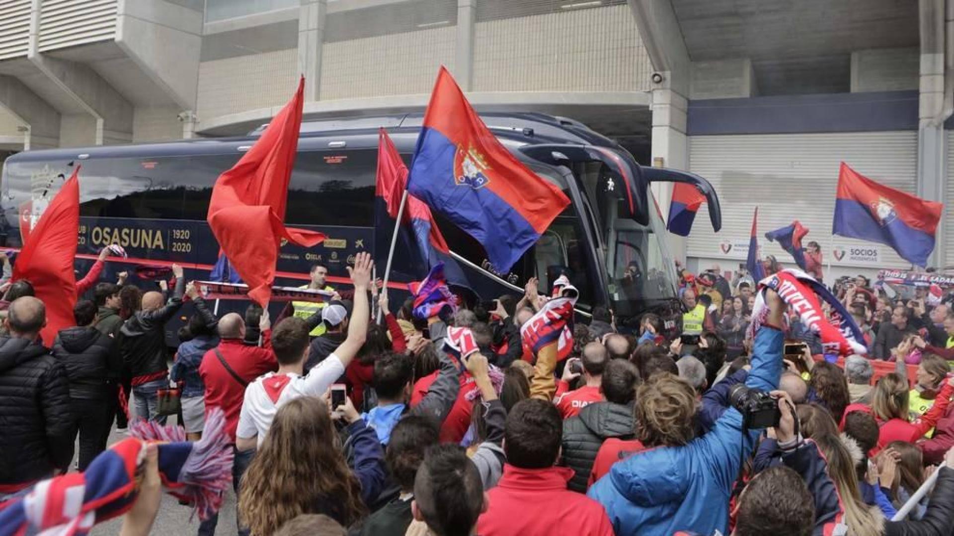 La afición de Osasuna se acercó a El Sadar para acompañar al equipo en la rúa del ascenso.