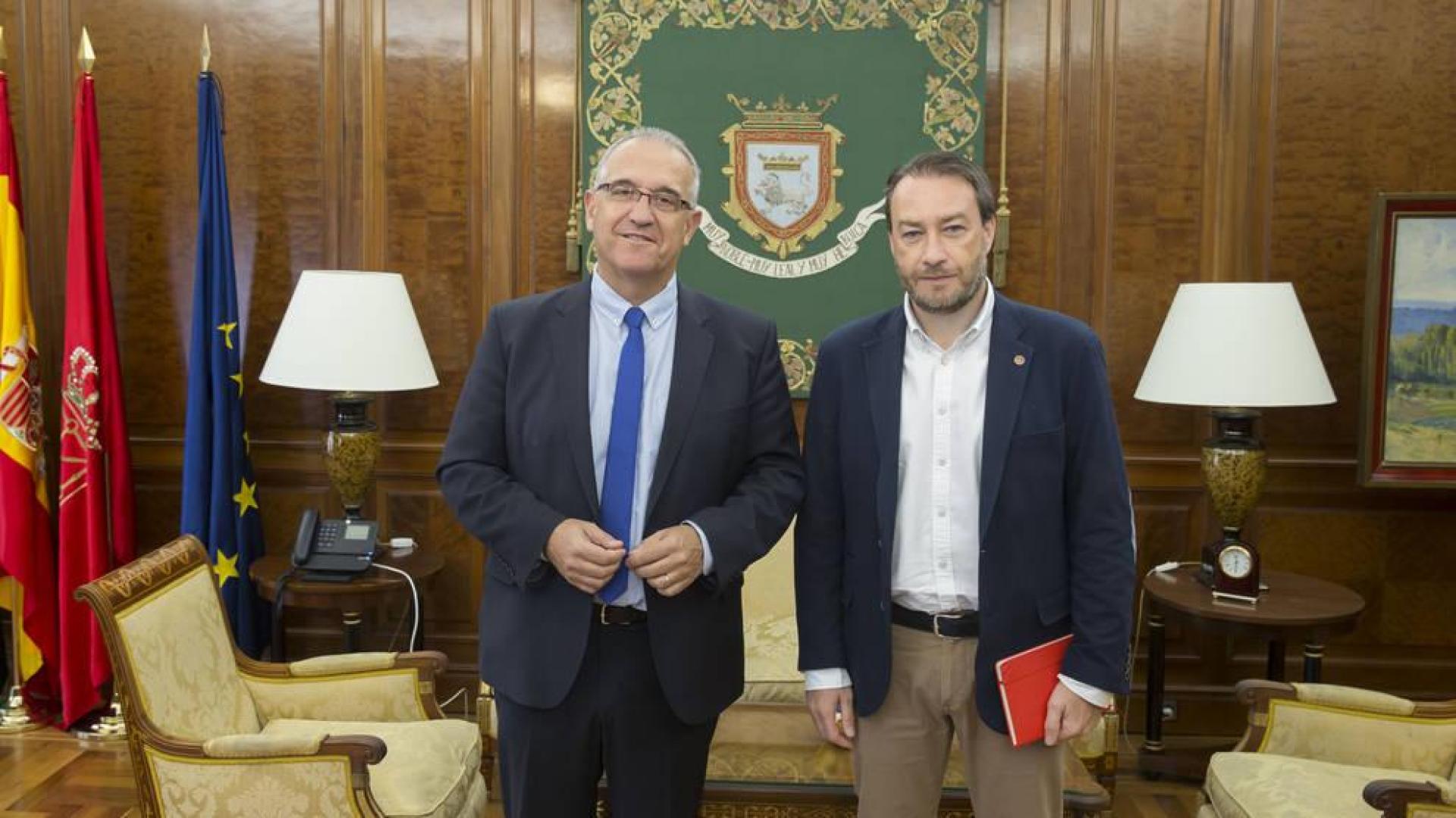 Enrique Maya y Ramón Gonzalo García, juntos en la Casa Consistorial.