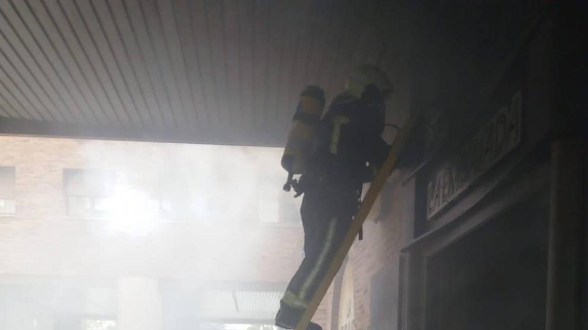 Bomberos actúan en el bar La Embajada.