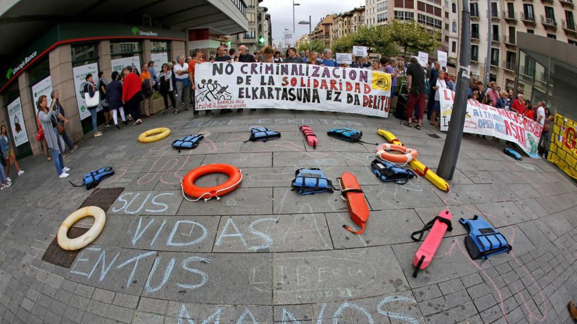Una concentración en Pamplona exige el desembarco del Open Arms y el Ocean Viking