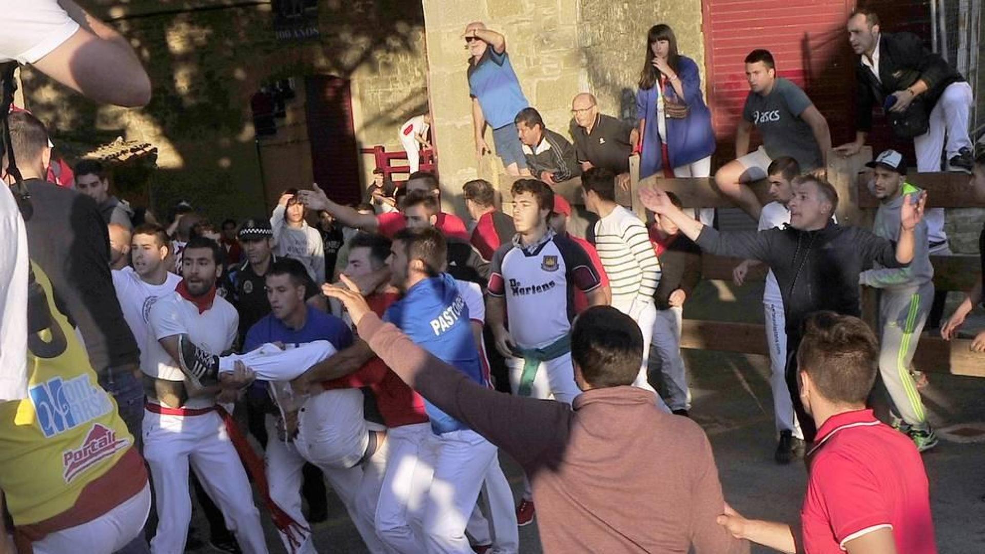 Todas las fotos de la cogida del callejón del tercer encierro de fiestas de Tafalla, en Diario de Navarra