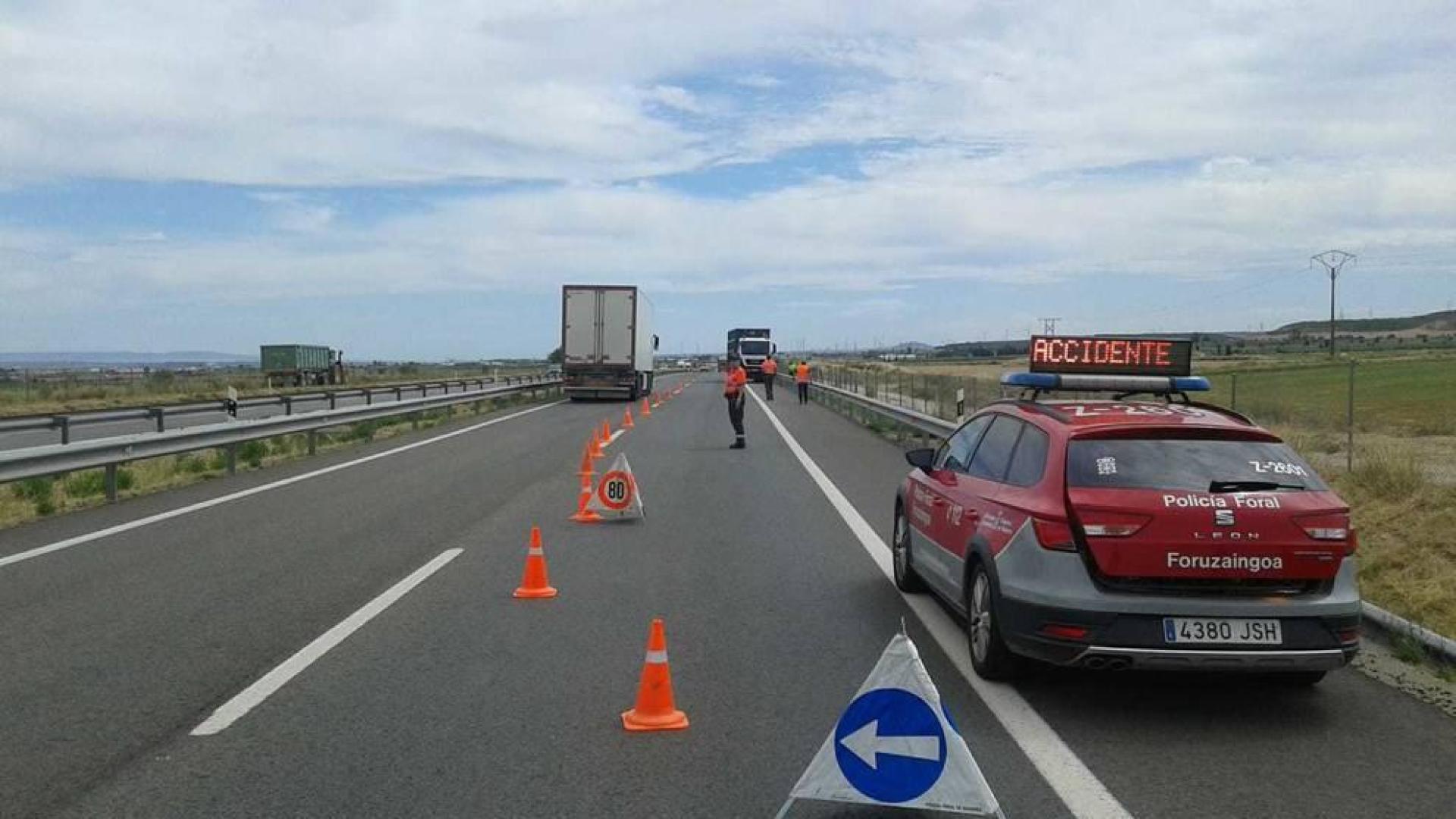 Un camión atraviesa la mediana de la A68 y circula 100 metros en dirección contraria