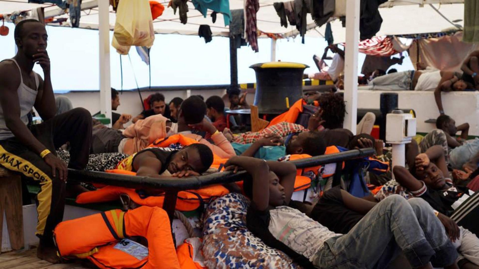 España ofrece puerto 17 días después al Open Arms, que insiste en ir a Italia