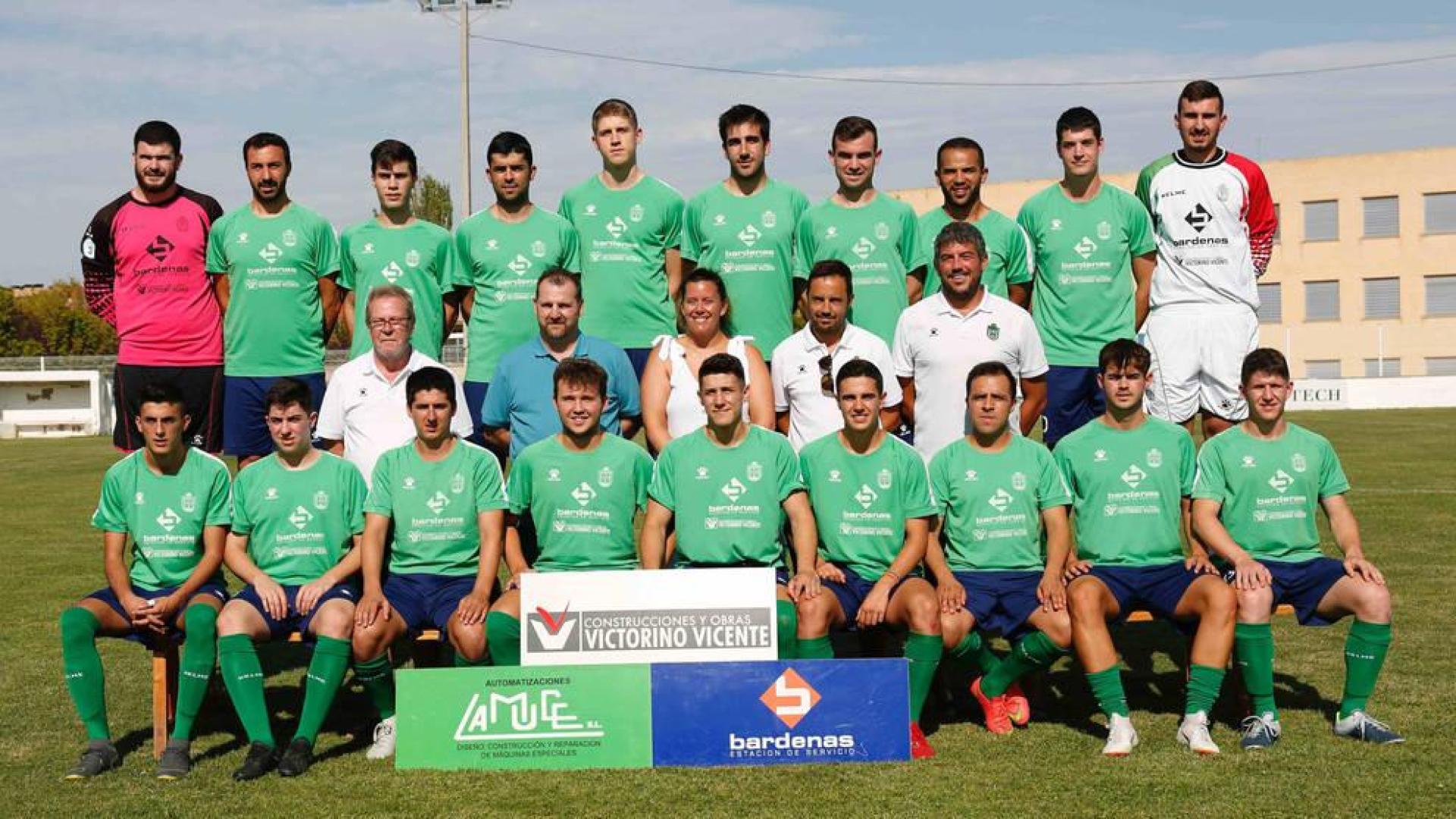 La plantilla y el cuerpo técnico del C. D. Lourdes.
