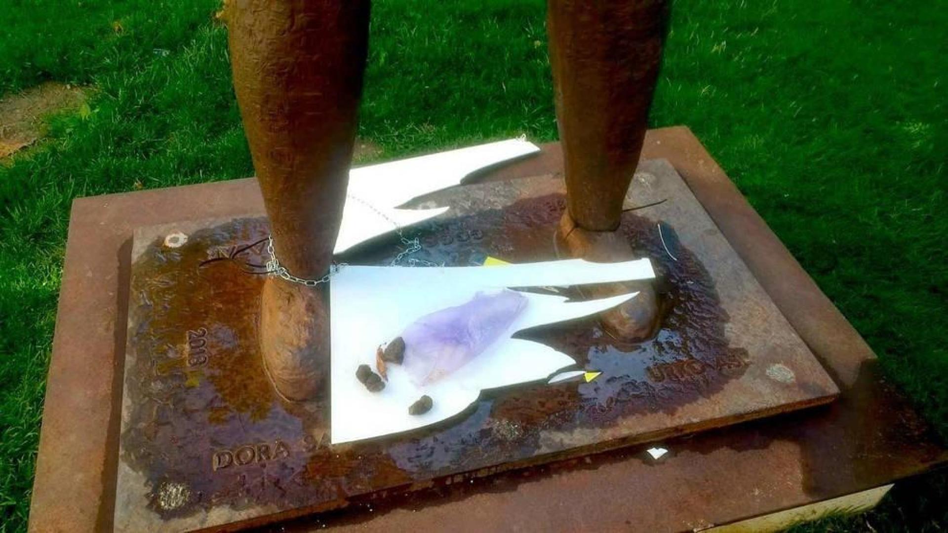 Rompen de nuevo la placa de la escultura 'Gogoan' en Pamplona y colocan excrementos sobre los restos