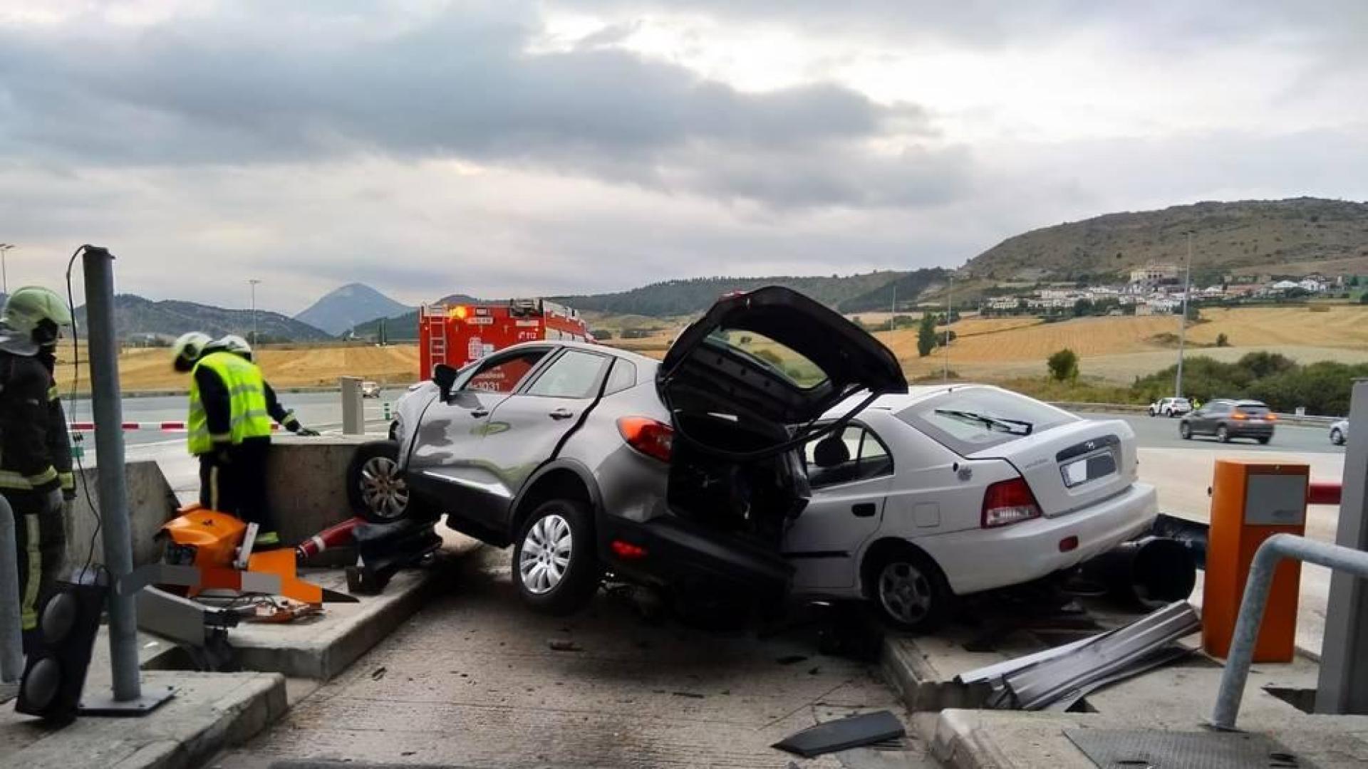 Dos coches colisionaron en el peaje de Zuasti. Un coche francés, cuya conductora fue trasladada al hospital (su marido resultó ileso) fue embestido por detrás por otro turismo. Su conductor afirmó que el acelerador se le quedó agarrotado y no pudo evitar el choque.