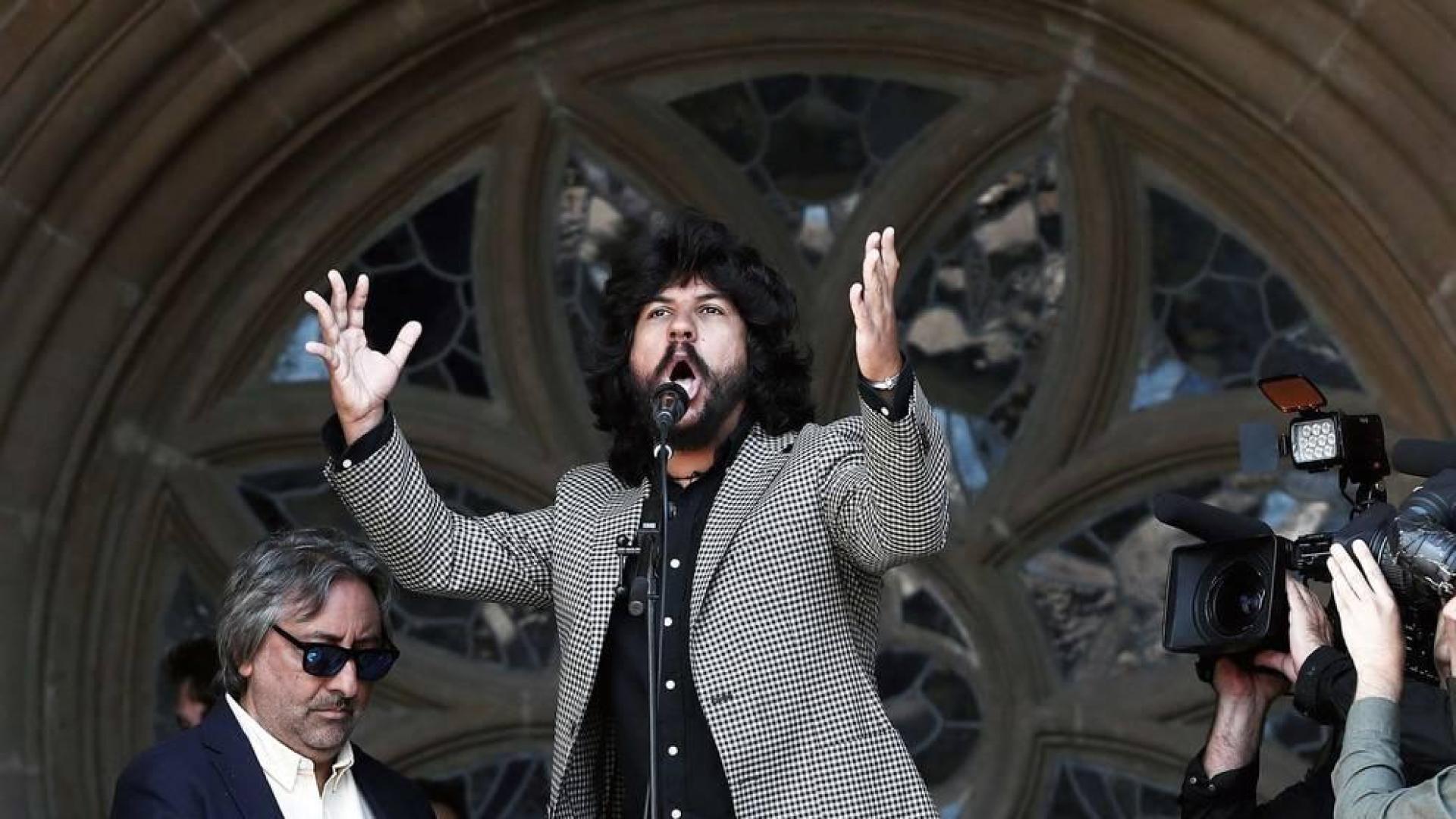 Cientos de personas han acudido este martes a la explanada de la Catedral de Pamplona donde se ha celebrado un homenaje a la campana Gabriela por su 500 aniversario, con la intervención de la Capilla de Música de la Catedral, Josemi y Juan Carmona, David de Jacoba y Rancapino Chico, actuación que ha servido de inauguración del VI Festival Flamenco on Fire.