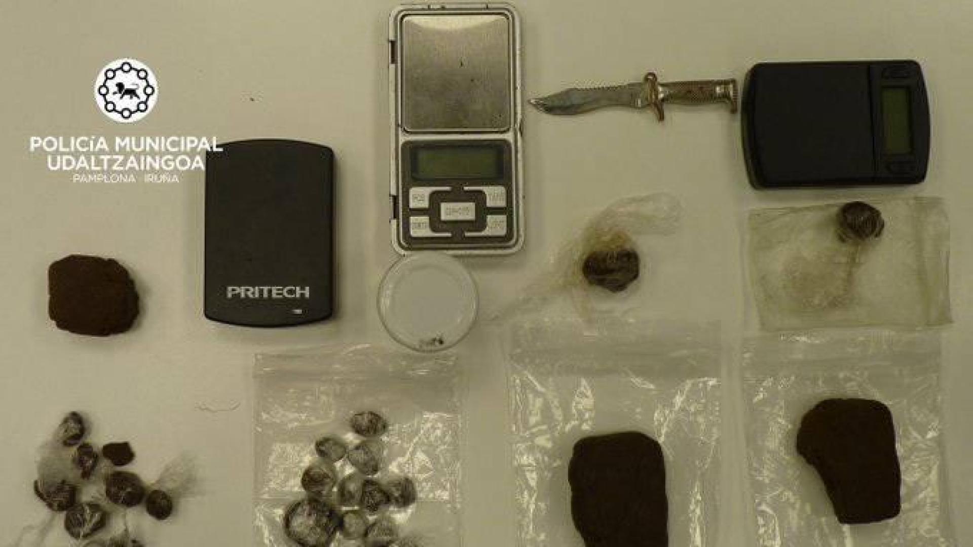Tres detenidos en una bajera de Pamplona, dos de ellos menores, por tráfico de drogas