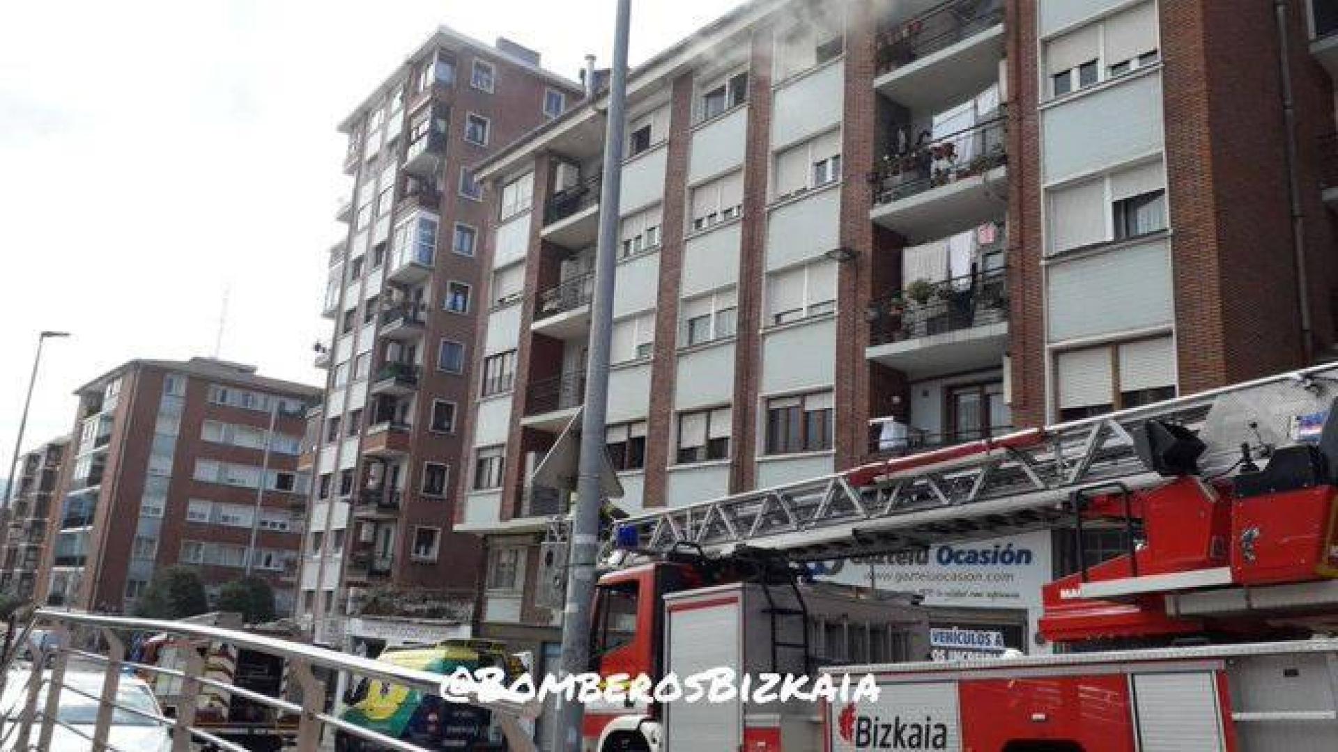 Muere una mujer que cayó de una cuarta planta en Leioa al incendiarse su piso