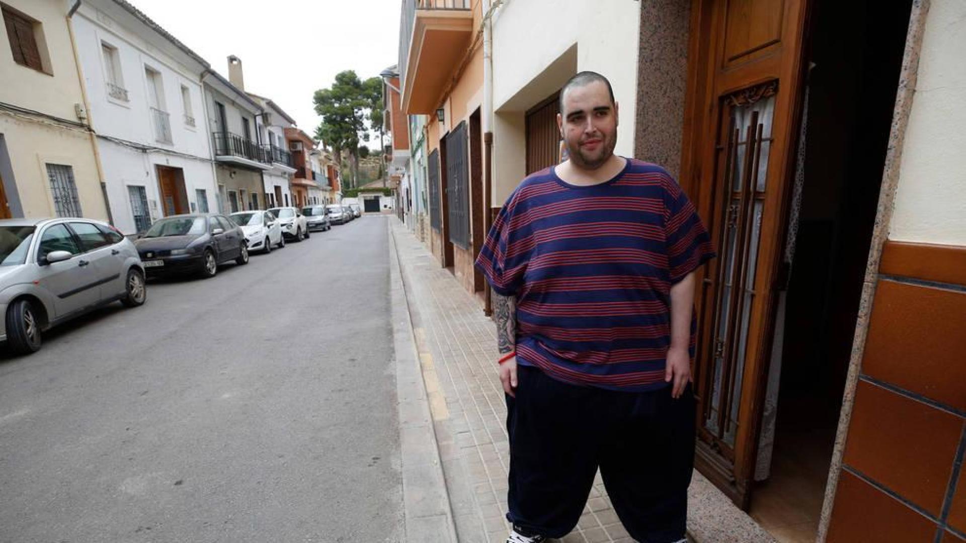 Teo en su casa en Turís.