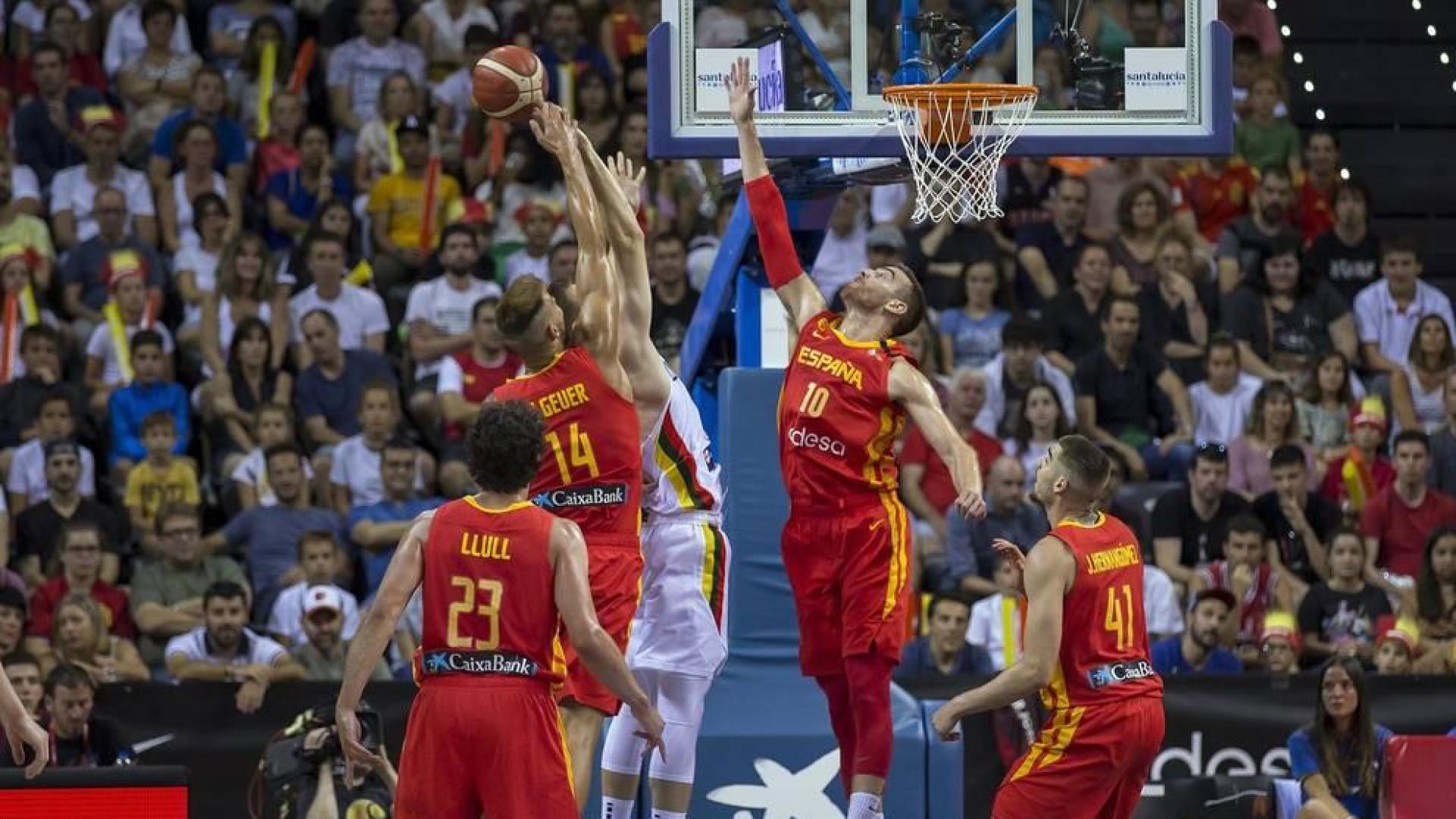 Más de 10.000 aficionados se citaron en el pabellón pamplonés para ver la victoria por 78-70 de la selección española en el arranque de la gira de preparación del Mundial de China 2019.