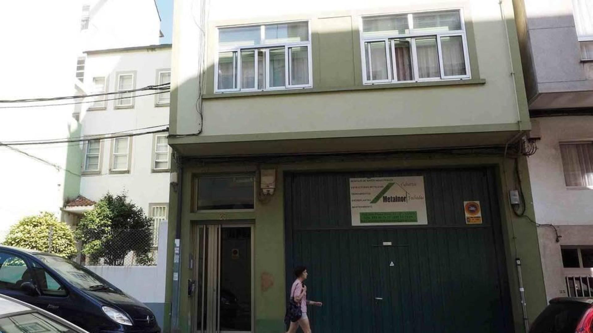 Sacan tonelada y media de basura de la casa del bebé maltratado en Lugo