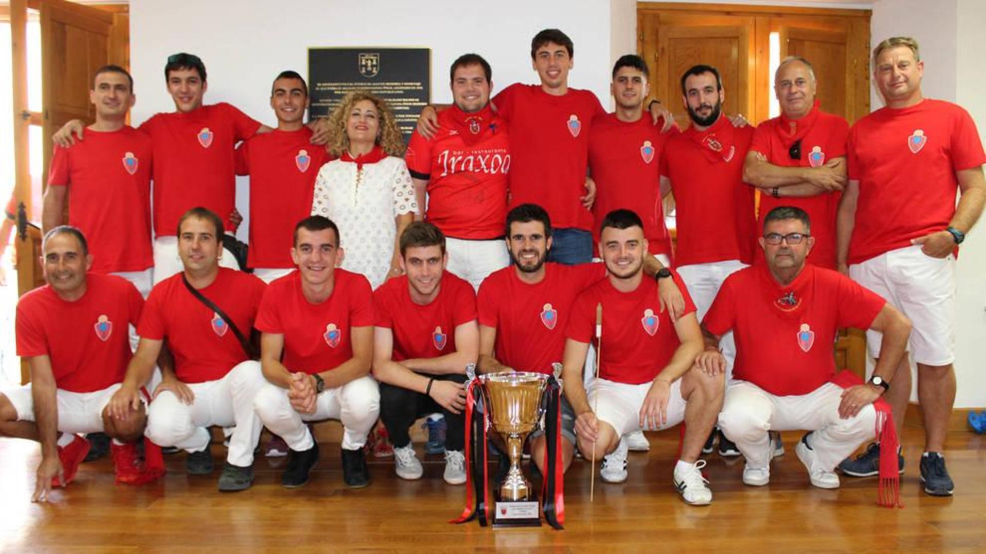 Jugadores y cuerpo técnico del Club Deportivo Huracán del Allo junto con la alcaldesa, Susana Castanera, y la Copa de Regional, antes del lanzamiento del cohete.