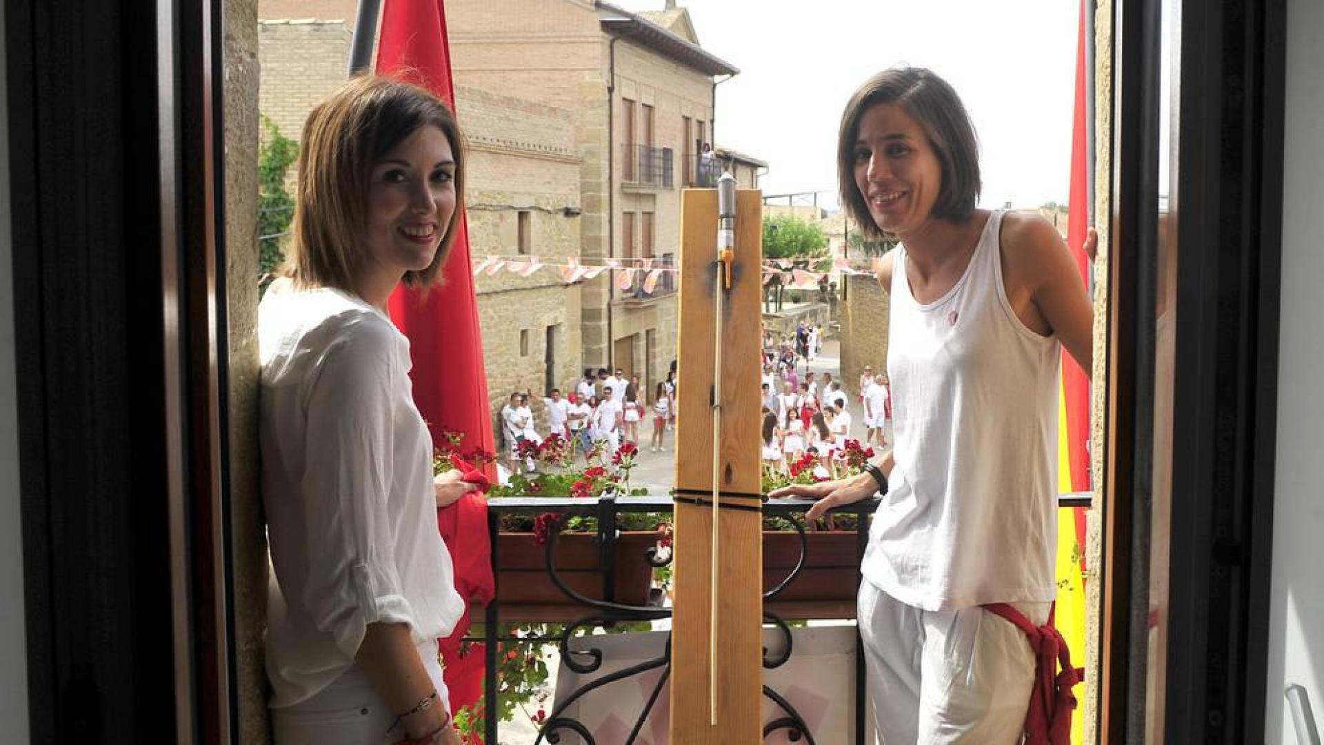 Uxue Zarraluqui y Virginia del Villar fueron las encargadas de lanzar el cohete anunciador de las fiestas patronales de Beira.